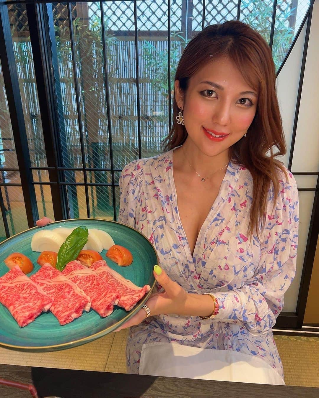 神谷麻美さんのインスタグラム写真 - (神谷麻美Instagram)「#三田ばさら別邸  季節のフルコース 食べたよ💖🇯🇵✨️ #懐石料理 だよ💖🇯🇵🍱❤️✨️ 全部美味しすぎたぁ💖🥰🫶🪐🌈💖✨️  特に、 ⭐️ミシュラン3年連続獲得歴を持つ名物料理「#トマトすきやき 」黒毛和牛リブロース は 目の前で女将さんが調理して下さって、お肉甘くて柔らすぎるし、卵もメレンゲが泡立ってて美味しすぎるよ❤️🐃💖✨️   ⭐️御椀  鮑のしんじょう 大きく鮑入ってて、すごく柔らかくて、美味しすぎるの🥰💖✨️  ⭐️食事  遠藤農園雪若丸と黒毛和牛の釜飯  すごく美味しすぎる💖🐃✨️ 目の前でお肉炙ってくれて、お肉柔らかくて甘くて、最高❣️❣️🥰✨️  ⭐️甘味 大吟醸酒粕クリームチーズのムース バタフライピーのジュレ 見た目紫陽花みたいですごく可愛いし、ムースの味も美味しすぎました💜💙好き🥰💖✨️  月ごとにメニューは変わるんだって🥰💖✨️  一軒家レストランで3階の個室で食べたけど、テラスにプロジェクションマッピングで鯉泳いでて、素敵だったぁ🥰💖°･🐠💖✨️  常識を打ち破るという南北朝時代の流行り言葉「 #ばさら」をかかげたお店だよ❤️⚔️🏯❤️✨️  PR @mita_basara_bettei  #港区グルメ #女将のいる店 #三田ばさらのトマトすき焼き #六本木ディナー #トマトすき焼き #六本木すき焼き」7月1日 16時02分 - asamice428