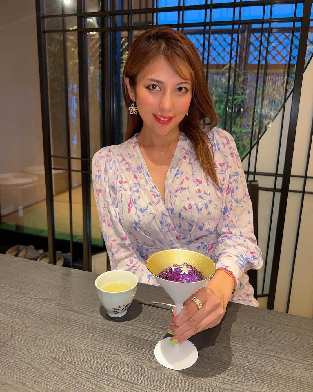 神谷麻美さんのインスタグラム写真 - (神谷麻美Instagram)「#三田ばさら別邸  季節のフルコース 食べたよ💖🇯🇵✨️ #懐石料理 だよ💖🇯🇵🍱❤️✨️ 全部美味しすぎたぁ💖🥰🫶🪐🌈💖✨️  特に、 ⭐️ミシュラン3年連続獲得歴を持つ名物料理「#トマトすきやき 」黒毛和牛リブロース は 目の前で女将さんが調理して下さって、お肉甘くて柔らすぎるし、卵もメレンゲが泡立ってて美味しすぎるよ❤️🐃💖✨️   ⭐️御椀  鮑のしんじょう 大きく鮑入ってて、すごく柔らかくて、美味しすぎるの🥰💖✨️  ⭐️食事  遠藤農園雪若丸と黒毛和牛の釜飯  すごく美味しすぎる💖🐃✨️ 目の前でお肉炙ってくれて、お肉柔らかくて甘くて、最高❣️❣️🥰✨️  ⭐️甘味 大吟醸酒粕クリームチーズのムース バタフライピーのジュレ 見た目紫陽花みたいですごく可愛いし、ムースの味も美味しすぎました💜💙好き🥰💖✨️  月ごとにメニューは変わるんだって🥰💖✨️  一軒家レストランで3階の個室で食べたけど、テラスにプロジェクションマッピングで鯉泳いでて、素敵だったぁ🥰💖°･🐠💖✨️  常識を打ち破るという南北朝時代の流行り言葉「 #ばさら」をかかげたお店だよ❤️⚔️🏯❤️✨️  PR @mita_basara_bettei  #港区グルメ #女将のいる店 #三田ばさらのトマトすき焼き #六本木ディナー #トマトすき焼き #六本木すき焼き」7月1日 16時02分 - asamice428