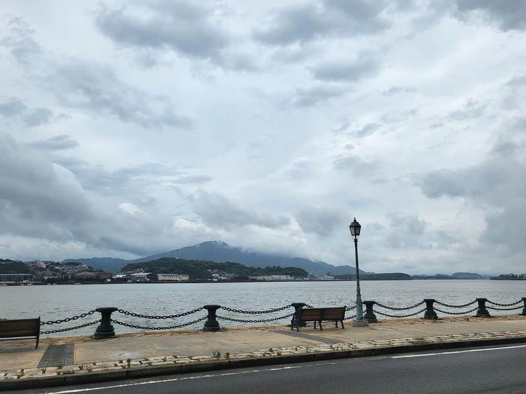 職人.comさんのインスタグラム写真 - (職人.comInstagram)「大雨が降ると、洞海湾の対岸にある皿倉山には雲がかかり、姿を消してしまいます。雨の日にしか見ることができない景色を探してみるのも梅雨を楽しむ方法の一つかもしれません。  若松ショールーム https://www.shokunin.com/jp/showroom/wakamatsu.html  @shokunincom  #職人ドットコム #職人ドットコム若松ショールーム #若松区 #若松バンド #若戸大橋 #若松南海岸通り #洞海湾 #好きっちゃ北九州 #若松に恋 #上野海運ビル #上野ビル #上野海運 #登録有形文化財 #国登録有形文化財 #日本のナポリ #歴史的建造物 #若戸渡船 #北九州 #北九州市 #北九州市若松区 #北九州若松 #皿倉山 #梅雨の楽しみ方 #梅雨時 #梅雨どき #梅雨の景色 #洞海湾の風景 #洞海湾の景色 #上野ビル前 #上野海運ビル前」7月1日 16時04分 - shokunincom