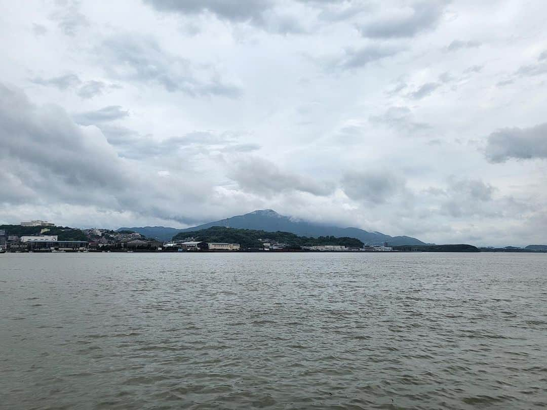 職人.comさんのインスタグラム写真 - (職人.comInstagram)「大雨が降ると、洞海湾の対岸にある皿倉山には雲がかかり、姿を消してしまいます。雨の日にしか見ることができない景色を探してみるのも梅雨を楽しむ方法の一つかもしれません。  若松ショールーム https://www.shokunin.com/jp/showroom/wakamatsu.html  @shokunincom  #職人ドットコム #職人ドットコム若松ショールーム #若松区 #若松バンド #若戸大橋 #若松南海岸通り #洞海湾 #好きっちゃ北九州 #若松に恋 #上野海運ビル #上野ビル #上野海運 #登録有形文化財 #国登録有形文化財 #日本のナポリ #歴史的建造物 #若戸渡船 #北九州 #北九州市 #北九州市若松区 #北九州若松 #皿倉山 #梅雨の楽しみ方 #梅雨時 #梅雨どき #梅雨の景色 #洞海湾の風景 #洞海湾の景色 #上野ビル前 #上野海運ビル前」7月1日 16時04分 - shokunincom