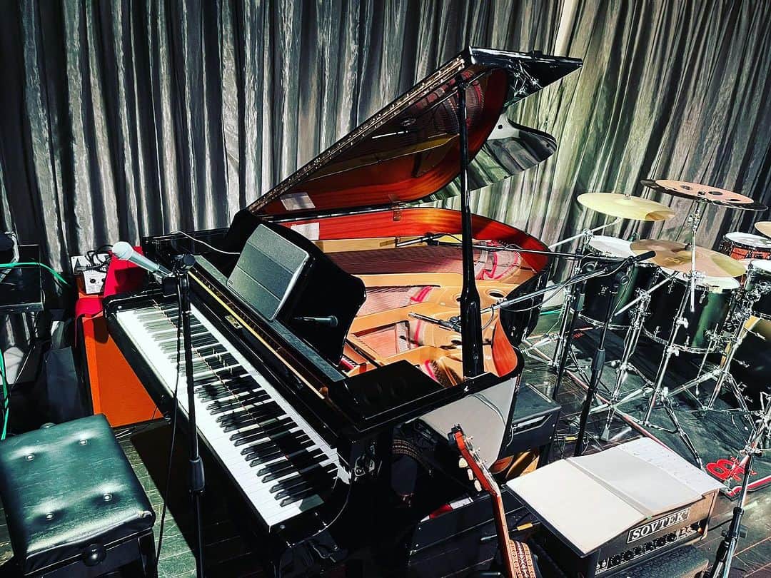 Shinnosukeのインスタグラム：「昨夜は雨のお銀座で3曲弾いて参りました。  来年の39周年（8月9日）に向けて続けて行くみたい！  #globe #piano #band #feellikedance」