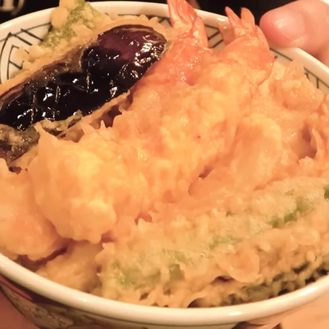 中島浩二さんのインスタグラム写真 - (中島浩二Instagram)「いやーーー、専門店はやっぱり凄いだすーー🤣🤣🤣  博多祇園山笠が始まりました‼️  櫛田神社の参道沿いにある、美味しい美味しい天ぷらのお店、天政‼️  夜は刺身を摘んだ後に、天ぷらを頂くお店だすが、お昼のランチの天丼頂きました😊  いやー、大きな海老が二尾、イカ、茄子、ピーマン、カボチャ、椎茸、etc‼️  ご飯が見えないくらいのてんこ盛り‼️  そして、そのふっくら揚がった天ぷらに上品な天出汁をたっぷり掛けて、一口行ったら、もう、最高ーーーーー‼️  うみゃかったーーー🤣🤣🤣  そして、赤だしと香の物も完璧です‼️  山笠見物に来たら、櫛田神社の参道です、是非‼️  YouTubeに新しい動画アップしてるんで、楽しんで下さいだすーー😊  #天政　#博多割烹天政　#福岡グルメ　#福岡ランチ　#博多グルメ　#博多ランチ　#福岡天丼　#博多天丼」7月1日 16時08分 - koji_nakajiii
