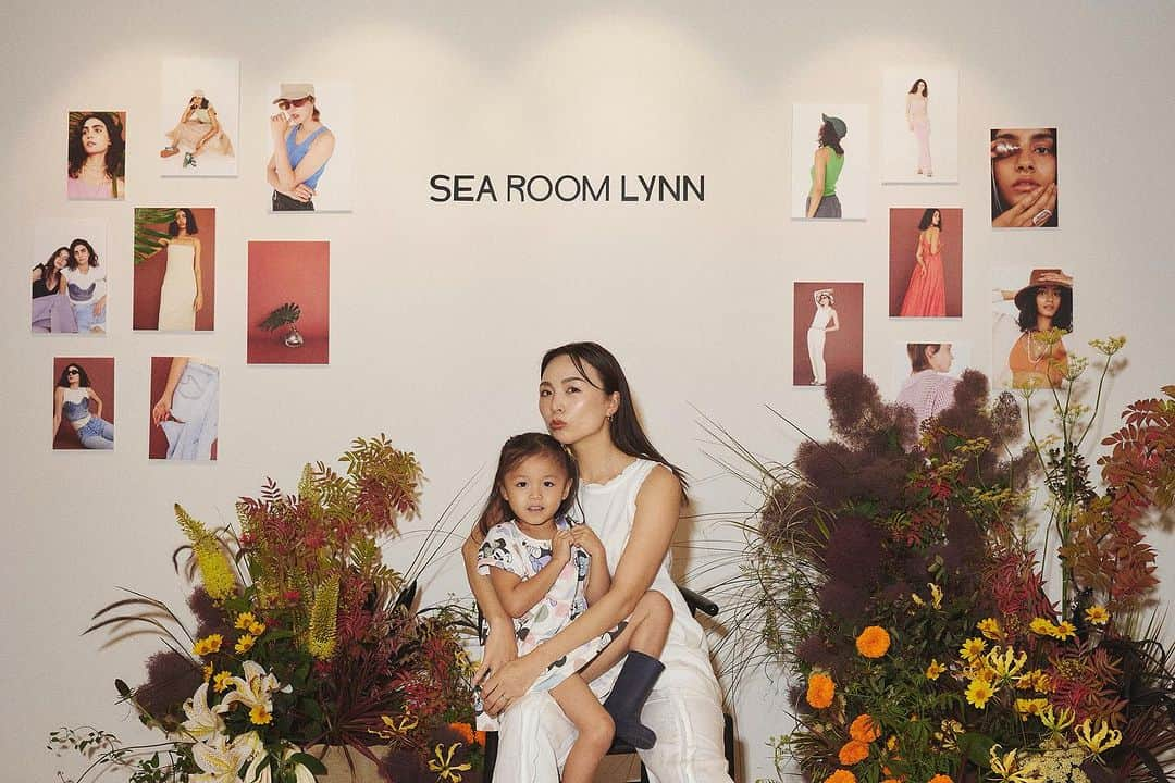 里見茜のインスタグラム：「愛してやまない💛🤍💚 Sea Room lynnの展示会へ子供達も連れていってきました。  みんなの子供に対する愛情が深すぎて優しすぎて面倒見が良すぎて🥹  愛に甘えてその間に服を沢山見れました。← ありがとう♡  服も相変わらずタイプの服がありすぎて爆買いです☺️  @emi_na777 にストレスたまってる？と言われるレベルで買いました。笑  相変わらずの笑いのセンスにほっこりする温かいメンバーに会えて嬉しかった🌸  @yuumi_seimiya ちゃんにも会えて2人で試着しまくり☺️🤍笑  お揃いのベアトップスはゆうみちゃんがMで私がS🧡  あぁ、寝不足で半分諦めかけたけどやはり行ってよかった♡  #みんなだいすき #searoomlynn」