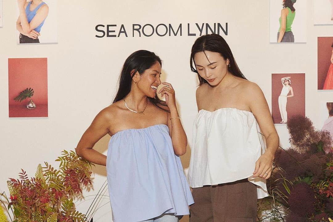 里見茜さんのインスタグラム写真 - (里見茜Instagram)「愛してやまない💛🤍💚 Sea Room lynnの展示会へ子供達も連れていってきました。  みんなの子供に対する愛情が深すぎて優しすぎて面倒見が良すぎて🥹  愛に甘えてその間に服を沢山見れました。← ありがとう♡  服も相変わらずタイプの服がありすぎて爆買いです☺️  @emi_na777 にストレスたまってる？と言われるレベルで買いました。笑  相変わらずの笑いのセンスにほっこりする温かいメンバーに会えて嬉しかった🌸  @yuumi_seimiya ちゃんにも会えて2人で試着しまくり☺️🤍笑  お揃いのベアトップスはゆうみちゃんがMで私がS🧡  あぁ、寝不足で半分諦めかけたけどやはり行ってよかった♡  #みんなだいすき #searoomlynn」7月1日 16時09分 - satomiakane