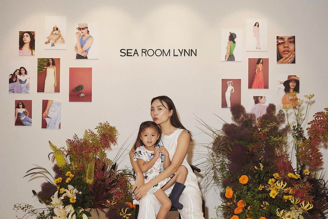 里見茜さんのインスタグラム写真 - (里見茜Instagram)「愛してやまない💛🤍💚 Sea Room lynnの展示会へ子供達も連れていってきました。  みんなの子供に対する愛情が深すぎて優しすぎて面倒見が良すぎて🥹  愛に甘えてその間に服を沢山見れました。← ありがとう♡  服も相変わらずタイプの服がありすぎて爆買いです☺️  @emi_na777 にストレスたまってる？と言われるレベルで買いました。笑  相変わらずの笑いのセンスにほっこりする温かいメンバーに会えて嬉しかった🌸  @yuumi_seimiya ちゃんにも会えて2人で試着しまくり☺️🤍笑  お揃いのベアトップスはゆうみちゃんがMで私がS🧡  あぁ、寝不足で半分諦めかけたけどやはり行ってよかった♡  #みんなだいすき #searoomlynn」7月1日 16時09分 - satomiakane
