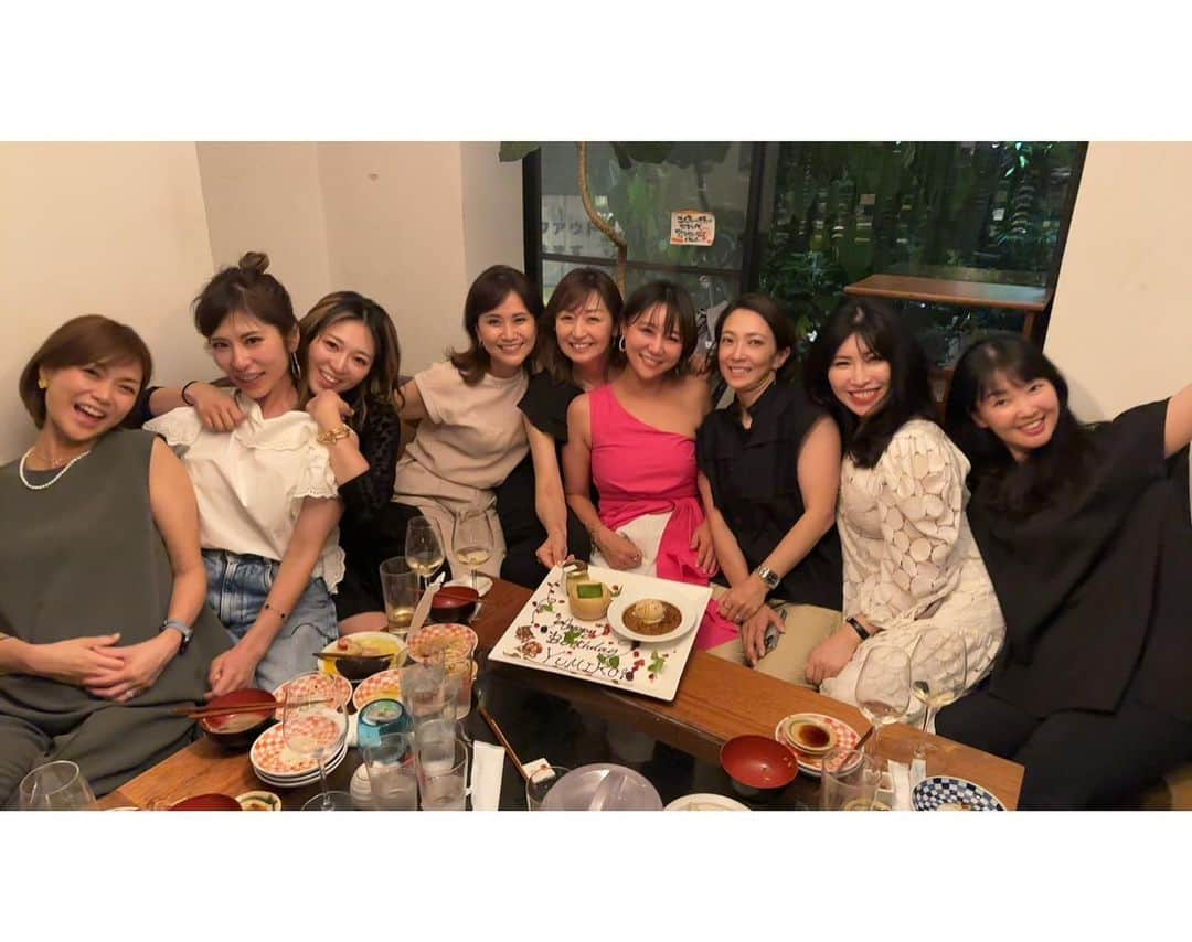 村田友美子さんのインスタグラム写真 - (村田友美子Instagram)「46歳になりました👍  誕生日は家族で宮古島に行ってきましたーーー。  ママスタイル本当に良くなったよね💕と娘に言われたので 3歳の娘と10歳の娘ととった時の写真と比べてみました👍  これぞまさに、、、 "進化母ちゃん🔥" 46歳の今が一番スタイルが良いという奇跡🤩  体重とか筋トレとかではない やり方を私自身のカラダで実験してメソッドを作ってきた証❤️  美しいくびれは痩せてできるものでも、ガチガチの筋トレでできるものでもなく、老化でなくなるものでもないということを 46歳の私が証明できたことがすごく嬉しい🤩  歳をとることが悪ではなく、 言い訳にもならないし、 全てが遺伝ではなく変えられる🤩 カラダ作りはある意味平等だと心の底から思います‼️  脚が太いのも胸がしぼんで垂れたり、あばらがうきでたり全体の頭身バランスが悪いのも絶対に変わらないと思っていた。 腰痛や偏頭痛、便秘も一生付き合っていくものだと思っていた。  でも違った‼️ ちゃんとカラダの決まりを守って続けていけば、骨が動いてきて脂肪や筋肉のつき方が変化していつのまにかメリハリや脚長、小顔が叶う❤️  気づけば不調ゼロ。 毎日、自分の都合で朝から晩までイライラガミガミしていた私がニコニコ、まあいっかとどんな時も思えるようになれたのはすごい‼️  これを読んでくれているみなさんのだれもが骨格を変えられる‼️  私はただこの凄さをみんなに体験してもらいたいだけなのだ🤩  #46歳になりました #娘の成長と共に母のカラダも進化 #体型は変えられる #骨格矯正 #姿勢改善 #くびれ #年齢は関係ない #ぼんきゅっぼんなカラダ #ユミコアボディ   #ユミコアオンライン #最高の誕生日 #5枚目の写真はユミコアスタート時から支えてくれた人たち #6枚目の写真は愛とやる気に溢れたユミコアバックオフィスメンバー #7枚目は娘が描いてくれた股関節の絵 #股関節の重要性を知ったらしい #ハートの仙骨 #みんなからのコメントもメッセージめ最高のプレゼント @onlineyumicore  @yumicorebodyofficial」7月1日 16時10分 - yumicorebody