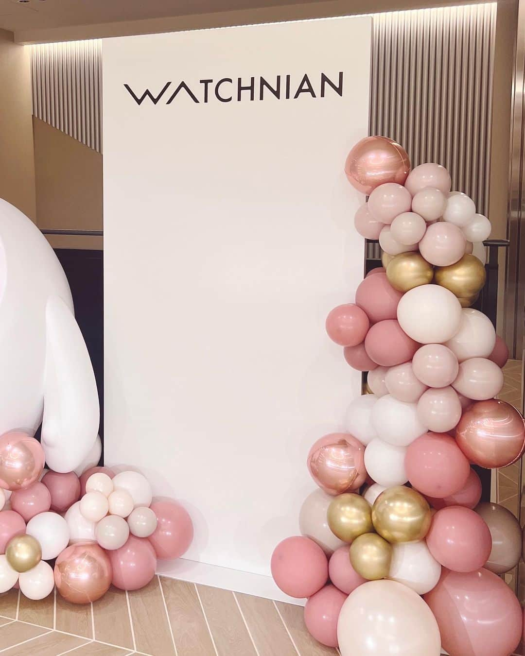 久林紘子のインスタグラム：「WATCHNIAN // Balloon Styling Direction         WATCHNIAN銀座本店1周年のバルーン装飾のお手伝いをさせていただきました。 WATCHNIANくんのカラーを拾いながら、店内のTom Dixon.の照明ともリンクするローズゴールドをアクセントに、ダスティーピンクのカラーリングで。 今月末まで展示予定🎈 お世話になりました皆さま有難うございました。      VM: @vms.japan  Balloon: @theballtokyo Balloon Direction: @rohicocco ( @tokyo.flamingo )  ＿＿＿＿＿＿＿＿＿＿＿＿＿＿＿＿ #TokyoFlamingo  #空間装飾 #空間スタイリング #バルーン装飾 #バルーンアレンジ #ウェルカムボード #フォトブース #パーティースタイリング #パーティースタイリスト」