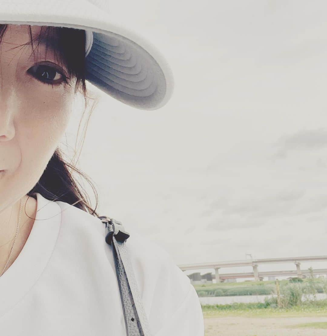 根本美緒さんのインスタグラム写真 - (根本美緒Instagram)「⚾️の後はポアレスラボのフェイスマスクでお肌を労り中… コレ最初普通の真っ黒なマスクなのに着けると突然泡が出てきて顔が泡だらけになるという面白いマスク😆で次女が撮ってくれましたw #porelesslabo #炭泡クレンジングシートマスク #porecleansebubblemask #少年野球の母 #少女野球 の試合は雨で中止  引き続き雨の降り方にはご注意下さい。」7月1日 16時12分 - nemotomio.official