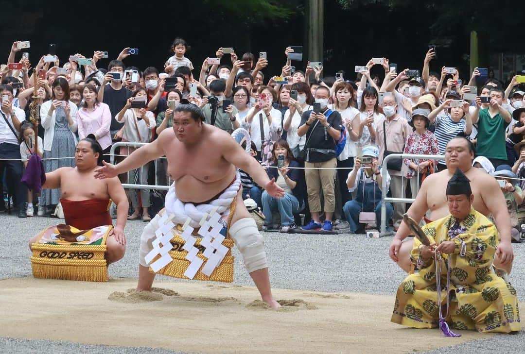 日本相撲協会さんのインスタグラム写真 - (日本相撲協会Instagram)「熱田神宮奉納横綱土俵入りが4年ぶりに行われました。  横綱　#照ノ富士　太刀持ち　#翠富士　露払い　#宝富士  名古屋場所は９日初日！  @sumokyokai #sumo #相撲 #力士 #お相撲さん #愛知 #七月場所 #名古屋場所 #名古屋  #japan #japanculture #tokyo」7月1日 16時12分 - sumokyokai