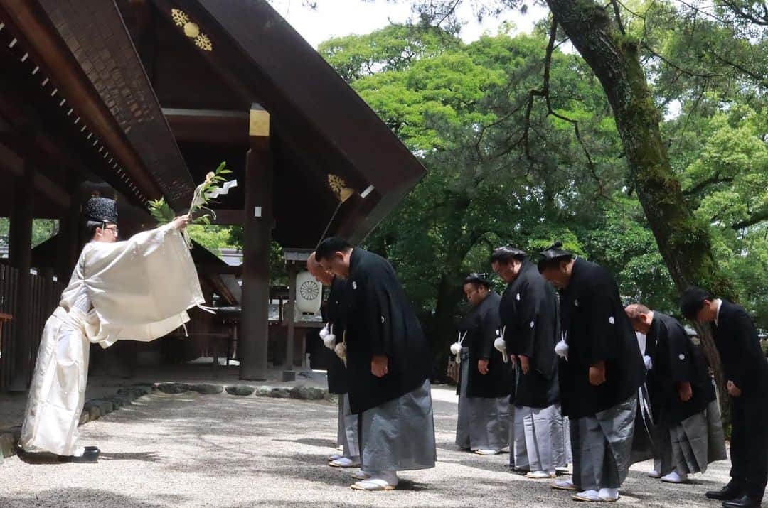 日本相撲協会さんのインスタグラム写真 - (日本相撲協会Instagram)「熱田神宮奉納横綱土俵入りが4年ぶりに行われました。  横綱　#照ノ富士　太刀持ち　#翠富士　露払い　#宝富士  名古屋場所は９日初日！  @sumokyokai #sumo #相撲 #力士 #お相撲さん #愛知 #七月場所 #名古屋場所 #名古屋  #japan #japanculture #tokyo」7月1日 16時12分 - sumokyokai