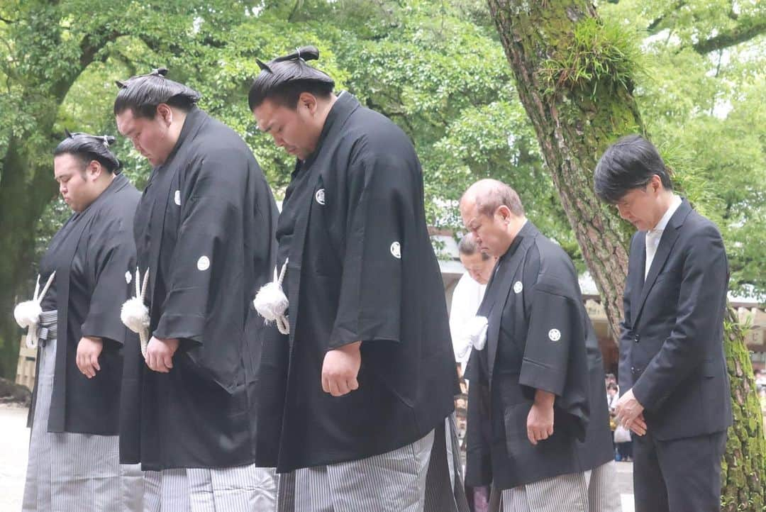 日本相撲協会さんのインスタグラム写真 - (日本相撲協会Instagram)「熱田神宮奉納横綱土俵入りが4年ぶりに行われました。  横綱　#照ノ富士　太刀持ち　#翠富士　露払い　#宝富士  名古屋場所は９日初日！  @sumokyokai #sumo #相撲 #力士 #お相撲さん #愛知 #七月場所 #名古屋場所 #名古屋  #japan #japanculture #tokyo」7月1日 16時12分 - sumokyokai