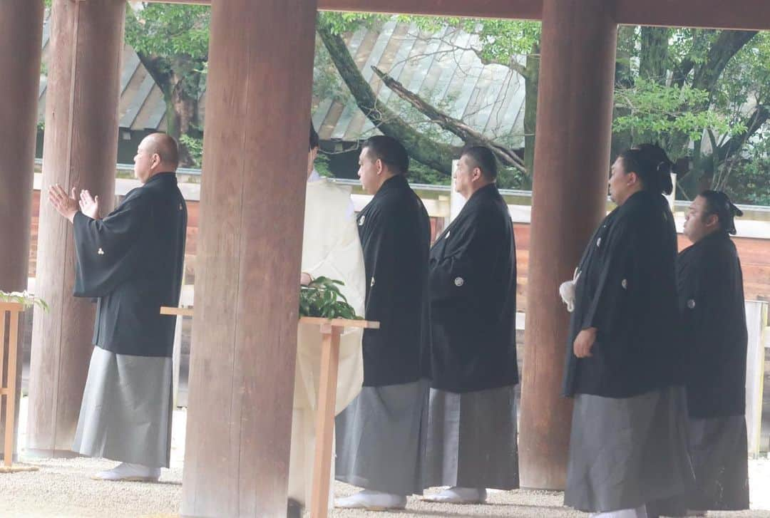 日本相撲協会さんのインスタグラム写真 - (日本相撲協会Instagram)「熱田神宮奉納横綱土俵入りが4年ぶりに行われました。  横綱　#照ノ富士　太刀持ち　#翠富士　露払い　#宝富士  名古屋場所は９日初日！  @sumokyokai #sumo #相撲 #力士 #お相撲さん #愛知 #七月場所 #名古屋場所 #名古屋  #japan #japanculture #tokyo」7月1日 16時12分 - sumokyokai