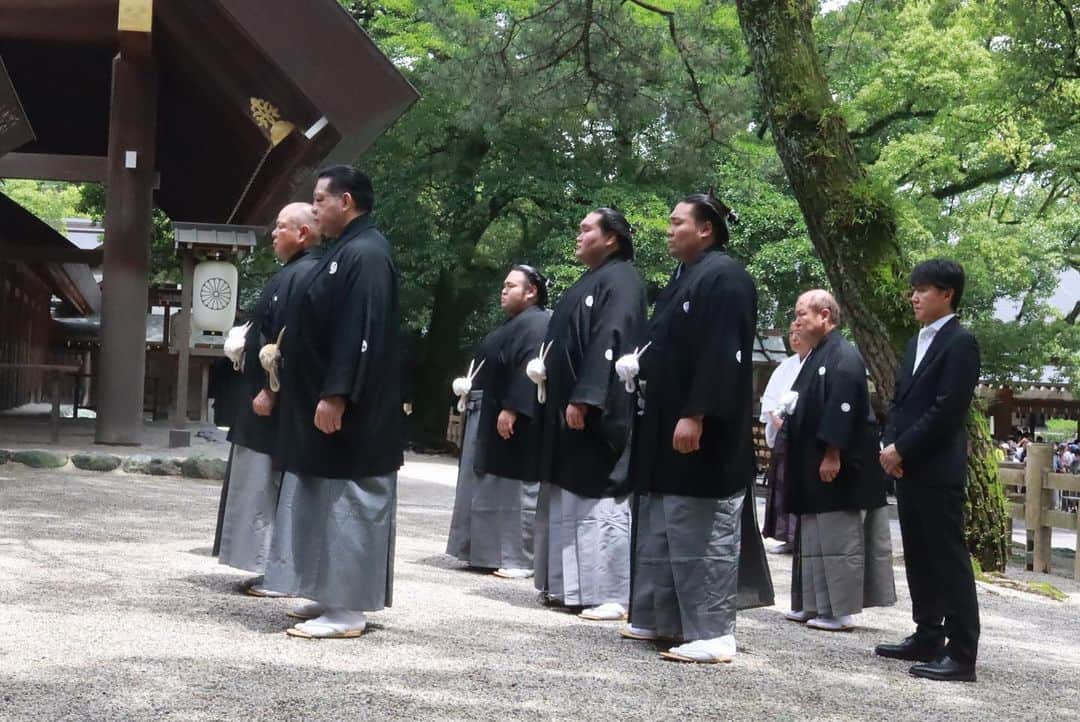 日本相撲協会さんのインスタグラム写真 - (日本相撲協会Instagram)「熱田神宮奉納横綱土俵入りが4年ぶりに行われました。  横綱　#照ノ富士　太刀持ち　#翠富士　露払い　#宝富士  名古屋場所は９日初日！  @sumokyokai #sumo #相撲 #力士 #お相撲さん #愛知 #七月場所 #名古屋場所 #名古屋  #japan #japanculture #tokyo」7月1日 16時12分 - sumokyokai