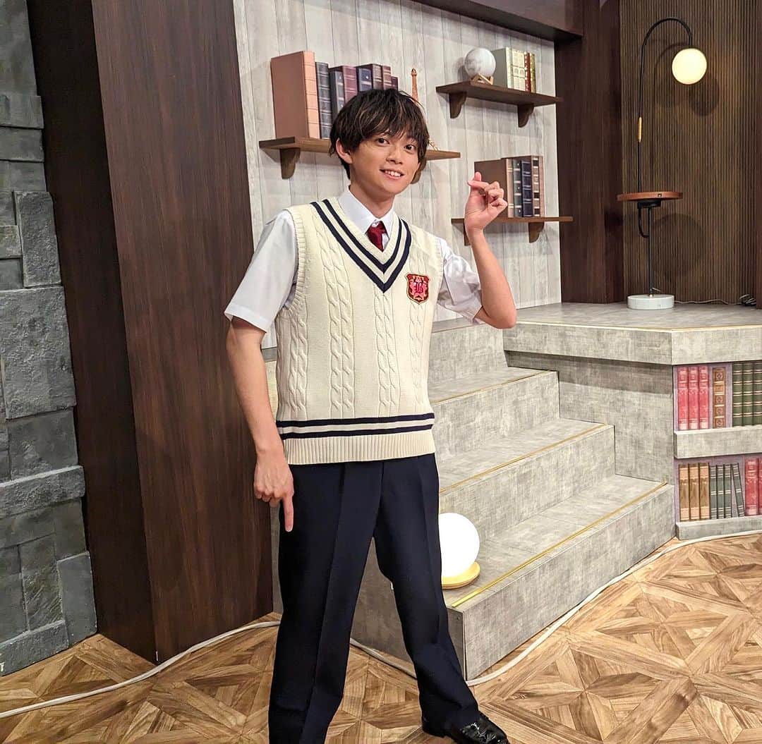 松丸亮吾のインスタグラム：「中高どっちも #制服 なかったから、27歳にして番組で10年越しに制服着れたの嬉しくてウキウキ  本日21:30〜 #NHK #ニュー試 でオンエアです。超面白い番組なので絶対に見て…！！」