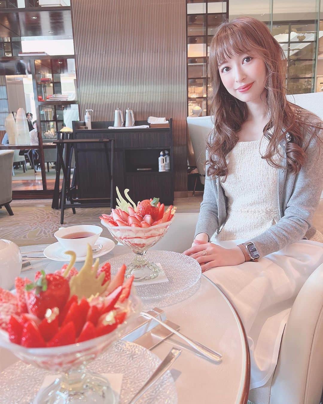 下薗なおこのインスタグラム：「さおりさんと苺パフェ🍓 パレスホテルのフルーツパフェ美味しくて見た目も美しくて優雅で大好きです🍓🤍  前髪ぱっつん😅✂️  #苺パフェ #苺　 #パレスホテル #フルーツパフェ」