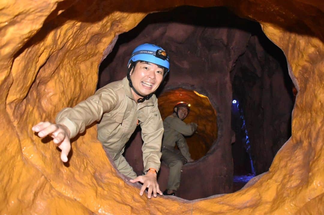 松本康太さんのインスタグラム写真 - (松本康太Instagram)「『洞窟探検 MOGURA』  栃木県にある那須ハイランドパークに今日から新しい洞窟探検アトラクションがオープン！　  オープン記念イベントで行かせてもらいましたo(^o^)o　  洞窟探検はいろんなコースがあり、大人から子供まで遊べる感じです！ワンちゃんとも行けるコースもありました。　  屈んで進んだりするので結構疲れるのです、日頃の運動不足解消にもグー(^3^)/　  ぜひ皆さんで那須ハイランドパークに探検しに行ってね。　  #那須ハイランドパーク#洞窟#探検#洞窟探検mogura#もぐら#mogura#探検隊#レギュラー#あるある探検隊#アトラクション#新アトラクション#オープン#栃木県#気絶#オープン記念イベント」7月1日 16時20分 - aruarutankentai.matsumoto