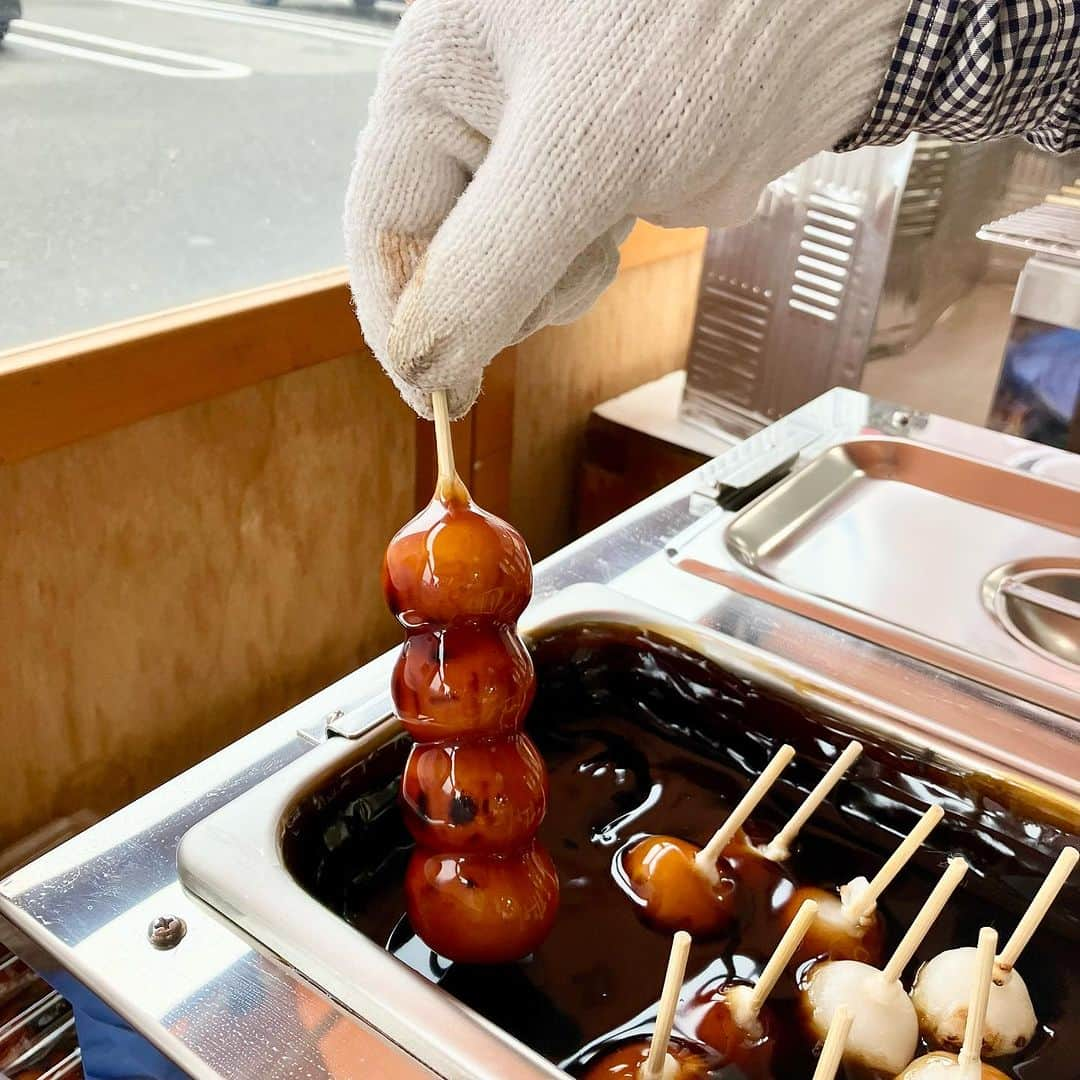 総本家駿河屋さんのインスタグラム写真 - (総本家駿河屋Instagram)「《岩出店 お客様感謝祭!》  7/1(土) 7/2(日)朝9時より総本家駿河屋善右衛門 岩出店でお客様感謝祭を実施します❗️  催事で大評判の『みたらし団子(お菓子)』の実演販売や、新商品の『ちぎり餅』をどの店舗よりも早く販売❗️ また、通常1900円のお菓子詰め合わせ『お楽しみBOX』を1080円の大特価で販売致します‼️  両日とも予定数販売次第、終了致しますので、お早目にお越し頂きますよう何卒宜しくお願い致します。  総本家駿河屋善右衛門　岩出店 岩出市西野25✨  #総本家駿河屋 #駿河屋 #総本家駿河屋善右衛門 #surugaya #和菓子 #和菓子屋 #みたらし団子 #ちぎり餅 #団子 #あんこ #あんこスイーツ #スイーツ #もち #甘いもの大好き #和歌山 #京都 #souhonkesurugaya #wagashi #wakayama #kyoto」7月1日 16時31分 - souhonke_surugaya_zen_emon