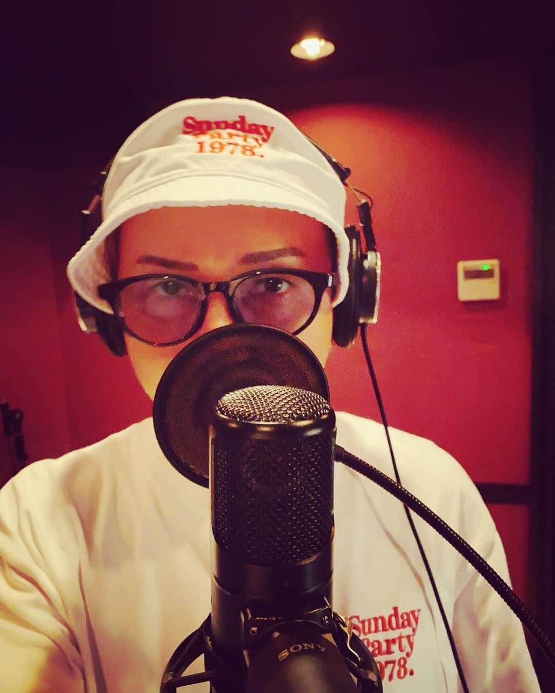 ISSA のインスタグラム：「Recording a new song again today🎙️  I forgot to take a picture the other day, so I couldn't post it😂  Have a good day today too🤲  #issa  #dapump  #newsongrecording  #sundayparty2020  #summerparty  #1978  @sundayparty2020」