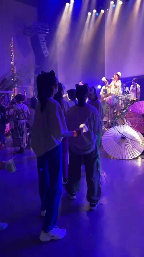 横沢ローラのインスタグラム：「#tokyo天の川 のみんなで歌いながら灯りを持って踊る ＃天の川タイム の様子を一部インスタLiveで配信しました （最後、電源落ちちゃって急に終わってごめんなさい）  ⁡ 〜 𝐓𝐎𝐊𝐘𝐎天の川 〜  星の見えないこの町で、みんなで天の川をつくる。 𝑨𝒓𝒕𝒘𝒐𝒓𝒌𝒔𝒉𝒐𝒑, 𝑴𝒖𝒔𝒊𝒄 𝑭𝒆𝒔𝒕𝒊𝒗𝒂𝒍 2023年7月1日(土) 11:30 - 18:35 ＠渋谷ストリームホール @shibuyastream_official ⁡ チケット購入は、 @onomatopel のプロフィールリンクから！ ⁡ ⁡ #ライブ情報 #ライブ開催 #Live情報 #イベント情報 #イベント開催 #ワークショップ #art #artworkshop #フェスティバル #音楽 #music #アーティスト #artist #天の川 #渋谷 #SHIBUYA」