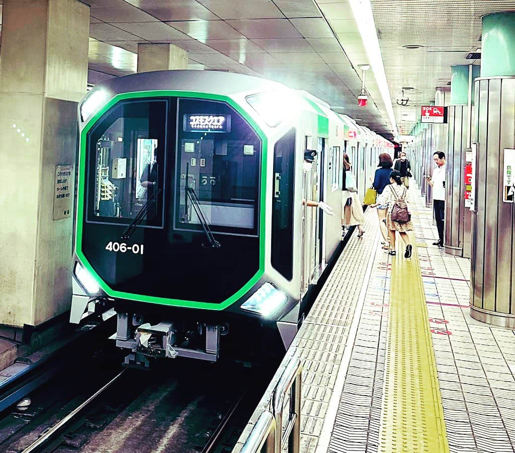 大抜卓人さんのインスタグラム写真 - (大抜卓人Instagram)「ホームで待っていたら 新しい車両が。 音も静かで デジタルサイネージも 綺麗でした。 #japantravel  #japan #subway」7月1日 16時28分 - takutoonuki