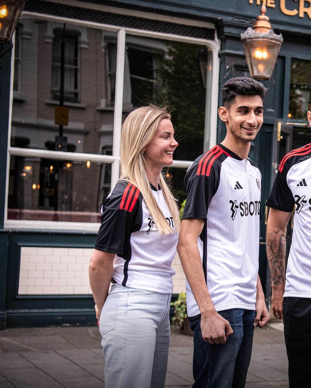 フラムFCさんのインスタグラム写真 - (フラムFCInstagram)「The iconic white jersey. With our people. On the streets of Fulham. 🤍」7月1日 16時33分 - fulhamfc
