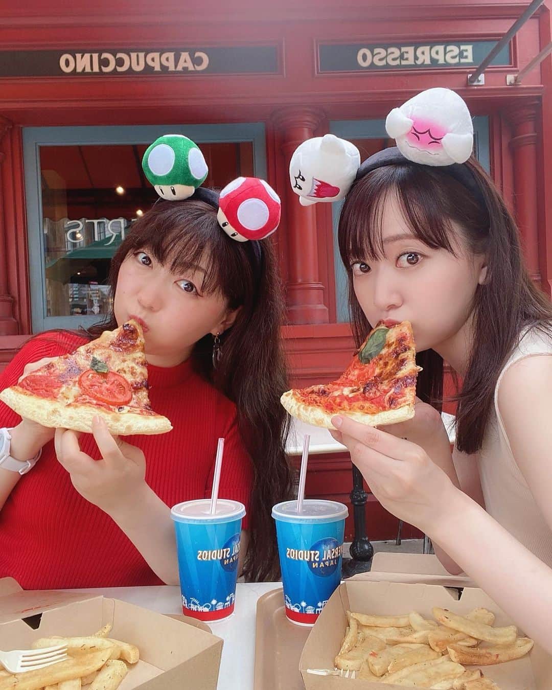浜田コウのインスタグラム：「りこぴん初めてのユニバ♡ ほんまは沖縄旅行誘ってくれたんやけど行けなくて、りこぴんがずっと行きたい言ってたユニバに🌼  マリオのとこ人気で入られへんかった🥺けど久しぶりのユニバ楽しかった〜！  りこぴん、いつもここ行きたいとか色々提案してくれるの嬉しい✨ また沖縄とかも行けたらいいな😌🌺  #ユニバーサルスタジオジャパン#usj#universalstudiosjapan」