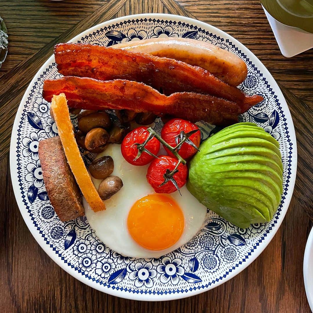 Symmetry Breakfastさんのインスタグラム写真 - (Symmetry BreakfastInstagram)「Breakfast at @wigmorelondon for our 48 hour adventure in 🇬🇧 it has been one of my favourite pubs in central since it opened (the XXL cheese toastie is to die for) and now they do breakfast! 🍳🥓🥑☕️ Tavern breakfast with some added avocado and a green juice to compliment their beautiful interior. Such a treat to sneak back to London and quietly leave again 🤭 and even nicer to stay at the Langham and enjoy some delicious cocktails at @artesianbarlondon @langham_london 🍸🍹#symmetrybreakfast」7月1日 16時33分 - symmetrybreakfast