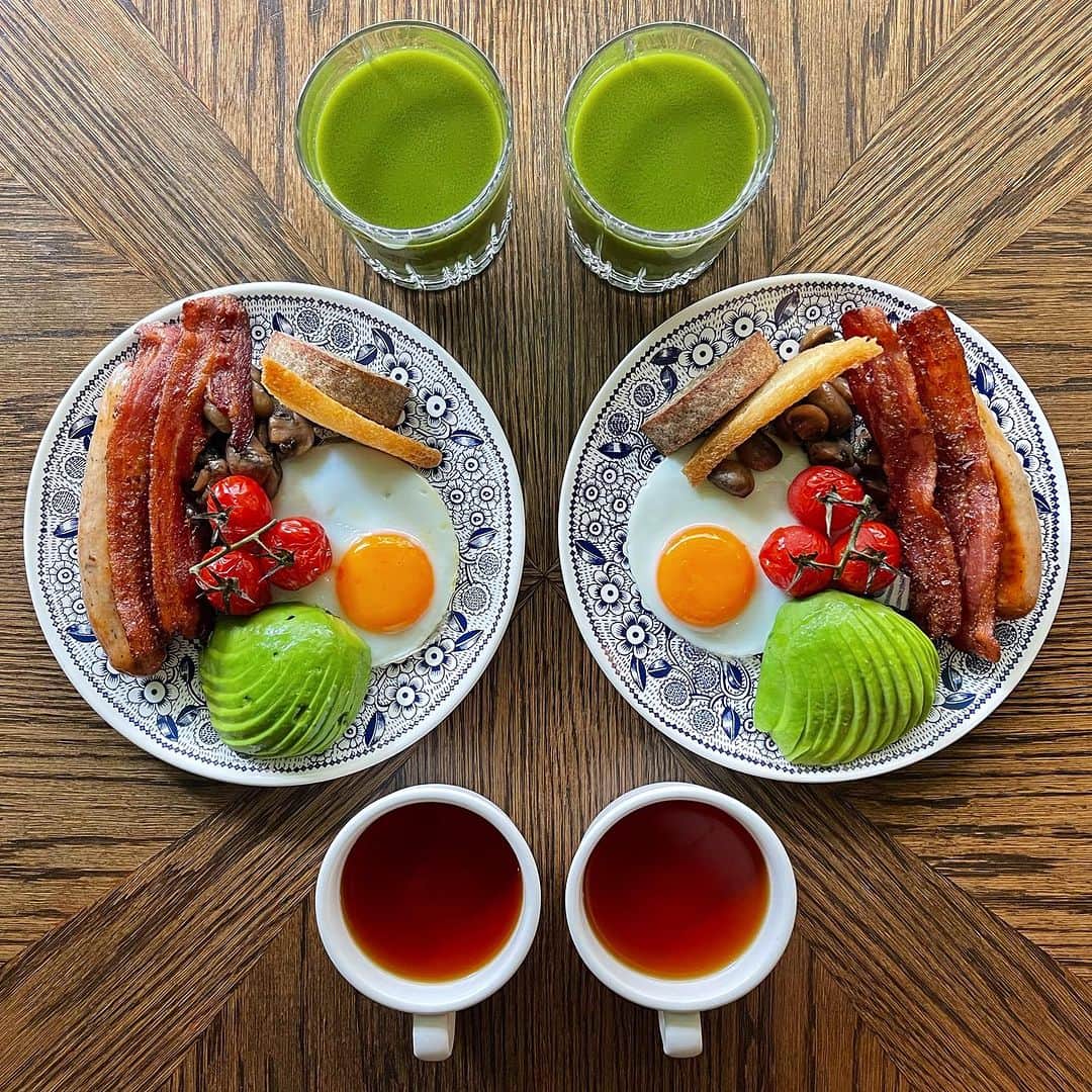 Symmetry Breakfastのインスタグラム：「Breakfast at @wigmorelondon for our 48 hour adventure in 🇬🇧 it has been one of my favourite pubs in central since it opened (the XXL cheese toastie is to die for) and now they do breakfast! 🍳🥓🥑☕️ Tavern breakfast with some added avocado and a green juice to compliment their beautiful interior. Such a treat to sneak back to London and quietly leave again 🤭 and even nicer to stay at the Langham and enjoy some delicious cocktails at @artesianbarlondon @langham_london 🍸🍹#symmetrybreakfast」