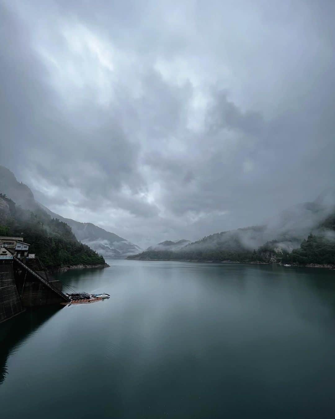 中丸雄一さんのインスタグラム写真 - (中丸雄一Instagram)「富山県の黒部ダムに行った。完成して今年で60年になるそう。あまりにも景色が良かった。  標高が1400m以上あるそうで、特に夏はひんやりして旅先としておすすめ。」7月1日 16時38分 - y_nakamaru_94