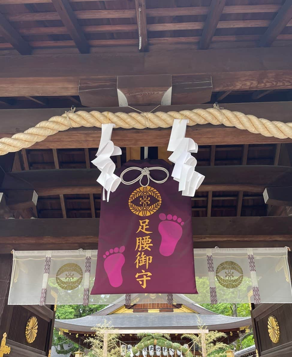 奥山春香のインスタグラム：「京都にいったとき足腰神社に行きました🐒  最近、歩くと土踏まずが痛くて整骨院いったら 足底筋膜炎と言われ…しかも両足😱 妊婦さんとか産後に良くあるらしく悪化すると結構痛いんだって😱 早めの治療が大切みたいです👩‍⚕️ みなさんもお気をつけてください🦶  ギックリ腰もそろそろやりそうで怖い笑  #産後あるある」