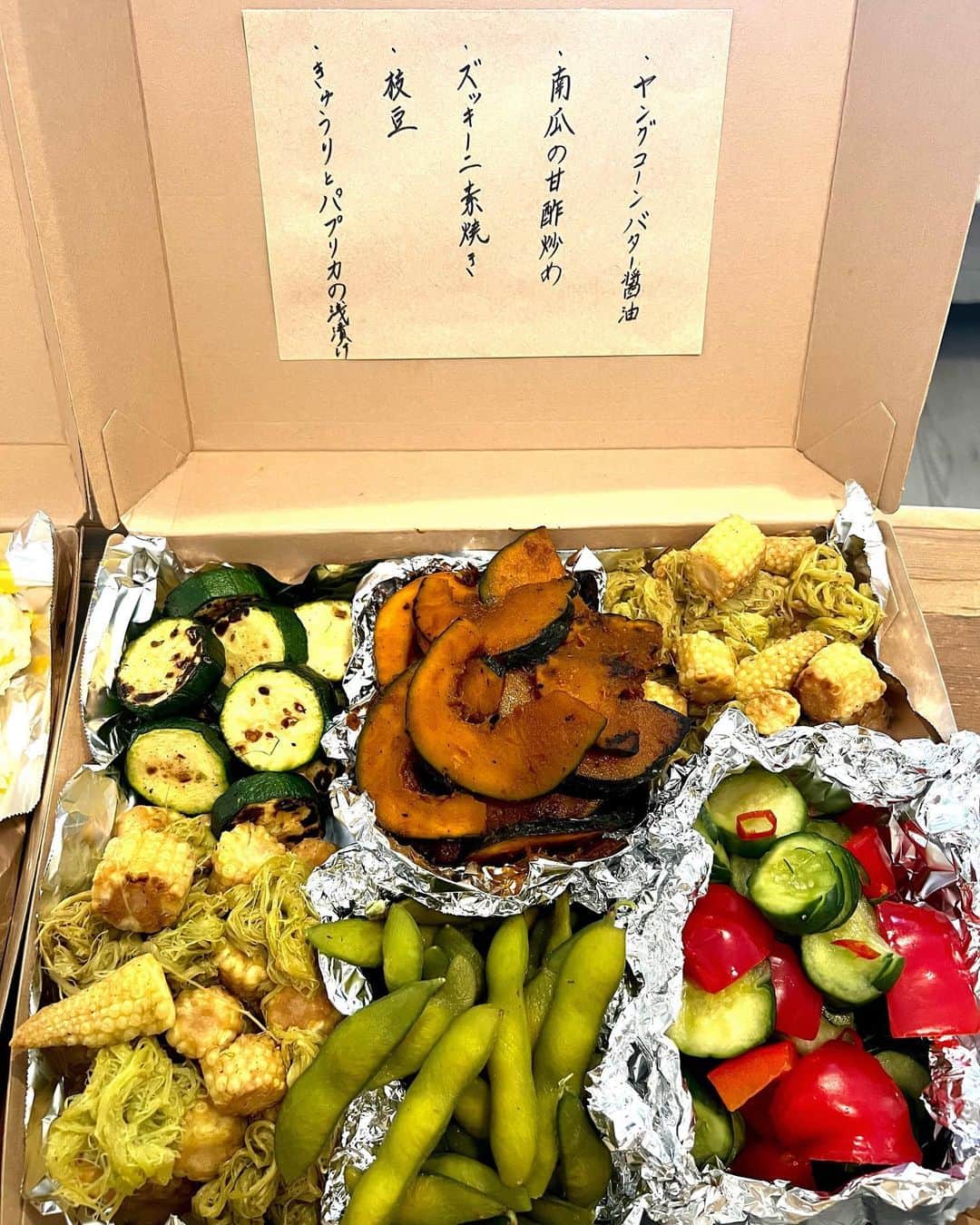 椎名美月さんのインスタグラム写真 - (椎名美月Instagram)「・  昨日は、事務所で送別会があったので 久しぶりのミツキご飯を作って持っていきました🍱 夏野菜たっぷりなメニューです🌽 素焼きにして塩かけるだけでも夏野菜っておいしいよね…  ご飯会する際のお酒のチョイスは、 メインとなる料理に合わせて決めています🍶 今回は、店主さんにお肉に合う日本酒を 選んでもらいました。 気になっていた福岡県「山の寿」 しゅわしゅわにごりで、とってもおいしかったー🤤🫨 もう一本は、岡山県「多賀治」 あまり岡山の日本酒は飲んでこなかったから 選んでよかった！  料理に合わせて選ぶお酒や、お酒に合わせて考える料理 食べてくれる人たちを思って料理したり… その時がとっても楽しくて好きな時間です🥰  #ミツキご飯 #お弁当 #ケータリング 🤔」7月1日 16時47分 - mitsuki__shiina
