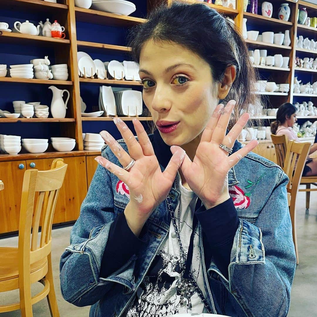 ミシェル・トラクテンバーグのインスタグラム：「Painting is such sweet joy 🎨 #selfcare #artsy #creative #friday」