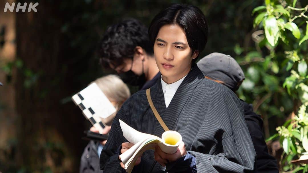 らんまんさんのインスタグラム写真 - (らんまんInstagram)「#らんまん観察日記📸  高知県 #横倉山 ロケにて、志尊さんの自撮り動画📹 仲よしな神木さんと志尊さんのロケの様子をお届けします♪  スワイプで、横倉山で植物採集をするシーンのオフショットも！ 何やら真剣に考えている #志尊淳 さんと、カメラに気づいて決め顔の #神木隆之介 さん。  #朝ドラらんまん」7月2日 15時00分 - asadora_ak_nhk