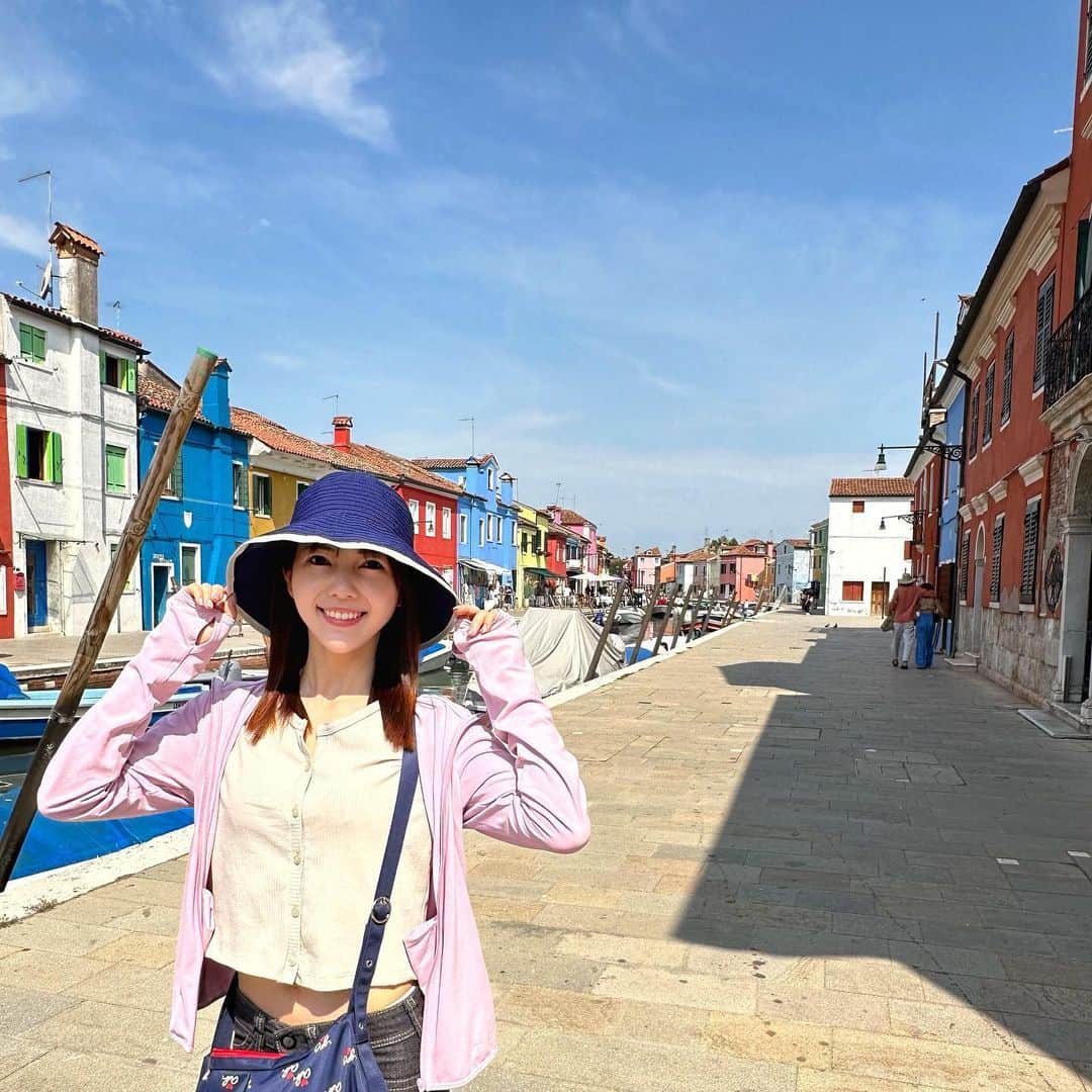 川又智菜美のインスタグラム：「ヴェネツィア🚤【イタリア旅行記】 ⁡ 降り立った瞬間から街並みの美しさに感動🥹 ヴェネツィア独特の雰囲気が 私のドストライクでなんだか泣きそうになりながら ボートに揺られていました🛥️ ⁡ ヴェネツィアが舞台じゃないけれど なぜかハウルの動く城の「人生のメリーゴーランド」が 滞在中ずーっと頭の中をぐーるぐる💫 ⁡ 小さな素敵なお店がたくさんあって そこを見て回って街をぶらぶらしている時間が 至高でした…！✨ ⁡ ヴェネツィアではオペラも観劇できたし、 離島も巡ることができて大満足！！ ⁡ 実はもうヴェネツィアからフィレンツェに移動し、 さらに今はローマに移動中なので またフィレンツェについても投稿します☺️ ⁡ Ciao👋 ⁡ #イタリア #ヴェネツィア #海外旅行」