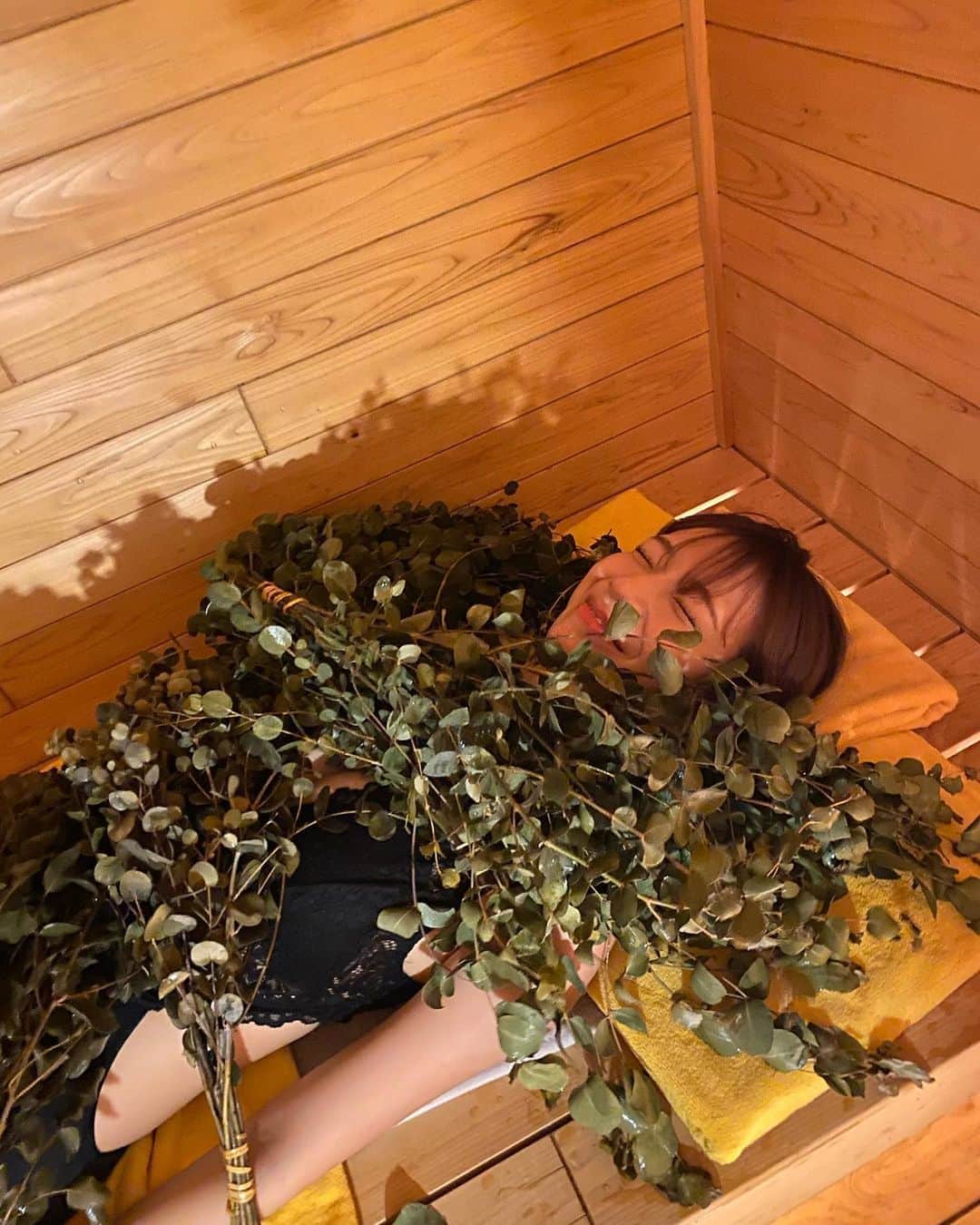 星島沙也加さんのインスタグラム写真 - (星島沙也加Instagram)「サウナ旅🧖‍♀️ @onogawa_sauna に行ってきました🧖‍♀️  個室サウナは男女でも入れるし ロウリュウもできます🥰 男性サウナにも特別に入らせてもらいましたが 時間ごとに壁から強風がきて すごかった🔥  そして1番感動したのが ずっとやってみたかったウィスキング🌿 初めて体験しましたが本当に すごかった！意識がどこかに行きそうになりました笑 サウナ好きの人は是非体験してほしいです！ 撮影用で照明明るいですが 本当は暗くてとってもリラックスしながらできます😌😌  ちなみにお部屋にもスチームサウナがついていて 本当に1日中サウナをしていました🧖‍♀️  #サウナ#サウナ女子#サウナイキタイ」7月1日 22時20分 - sayaka_hoshijima