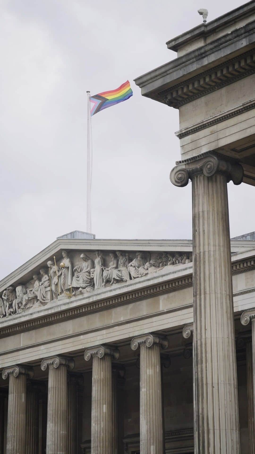 大英博物館のインスタグラム：「🌈 It’s #PrideInLondon today! 🌈  We’re proud to be flying the Progress Pride flag on top of the Museum again this year 🏳‍🌈🏛  Head to our website to learn about LGBTQ histories across the collection in web stories, blogs and videos, and check out our free tours and self-guided trails through the galleries – just search for ‘desire, love, identity’  📽 The Progress Pride flag flying on top of the Museum.  #BritishMuseum #London #Pride」