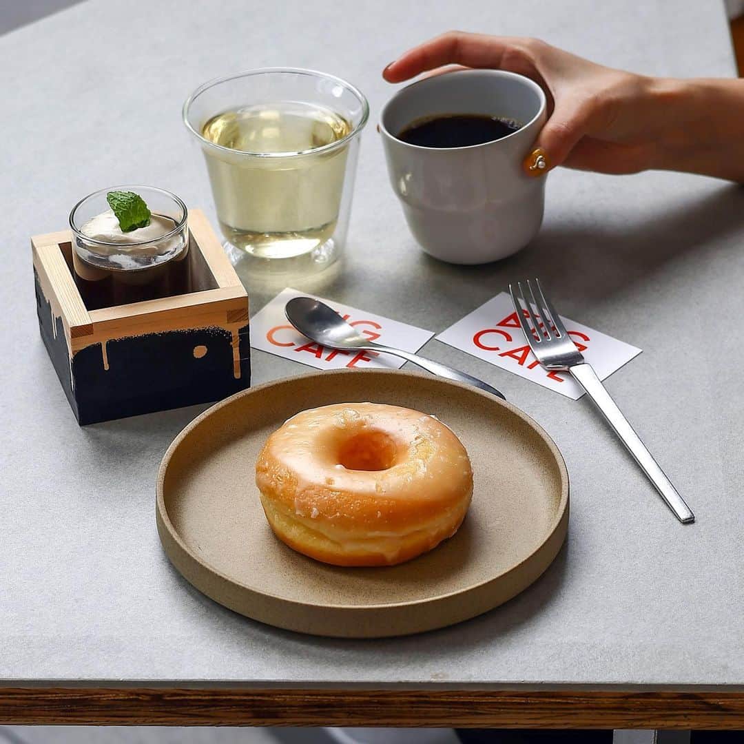 きょん。さんのインスタグラム写真 - (きょん。Instagram)「.  .  BUG Cafe @bug__cafe  東京へ向かうときは、 大体始発の新幹線に 飛び込むことが多い。  特に目的がなくとも、 とりあえず乗ってみる。  そうするとどうしても 朝ごはんをどこで食べようか問題が 生まれちゃうわけだけど、 まーたいいところを見つけちゃったよ、 東京駅近辺で。  近辺というか、 もはや構内と言ってもいい距離感。  朝ごはんは完売だった。  でもそのおかげで、 迷うことなくドーナツに決定。  も一つはコーヒーゼリー。  店名:BUG Cafe 住所:東京都千代田区丸の内1-9-2 グラントウキョウサウスタワー 1F  #BUGCafe#ドーナツ#東京ドーナツ #tokyo#tokyotrip#tokyofood#japanesefood #東京駅モーニング#丸の内カフェ#東京駅カフェ」7月1日 16時51分 - kyon_tokiiro
