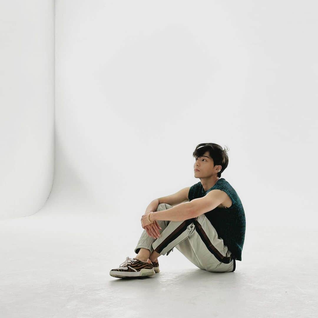 ロイ・キムのインスタグラム：「my first LP is out, my first Vlog is getting ready ,and my 30th birthday is coming  😌」