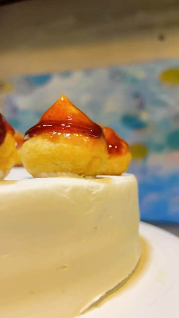 スイーツパラダイス公式（スイパラ）のインスタグラム：「特別な日に食べられるフランスの伝統菓子「サントノーレ」をスイパラ風にアレンジ✨  #スイパラ #スイパラ20周年 #スイーツ #食べ放題」