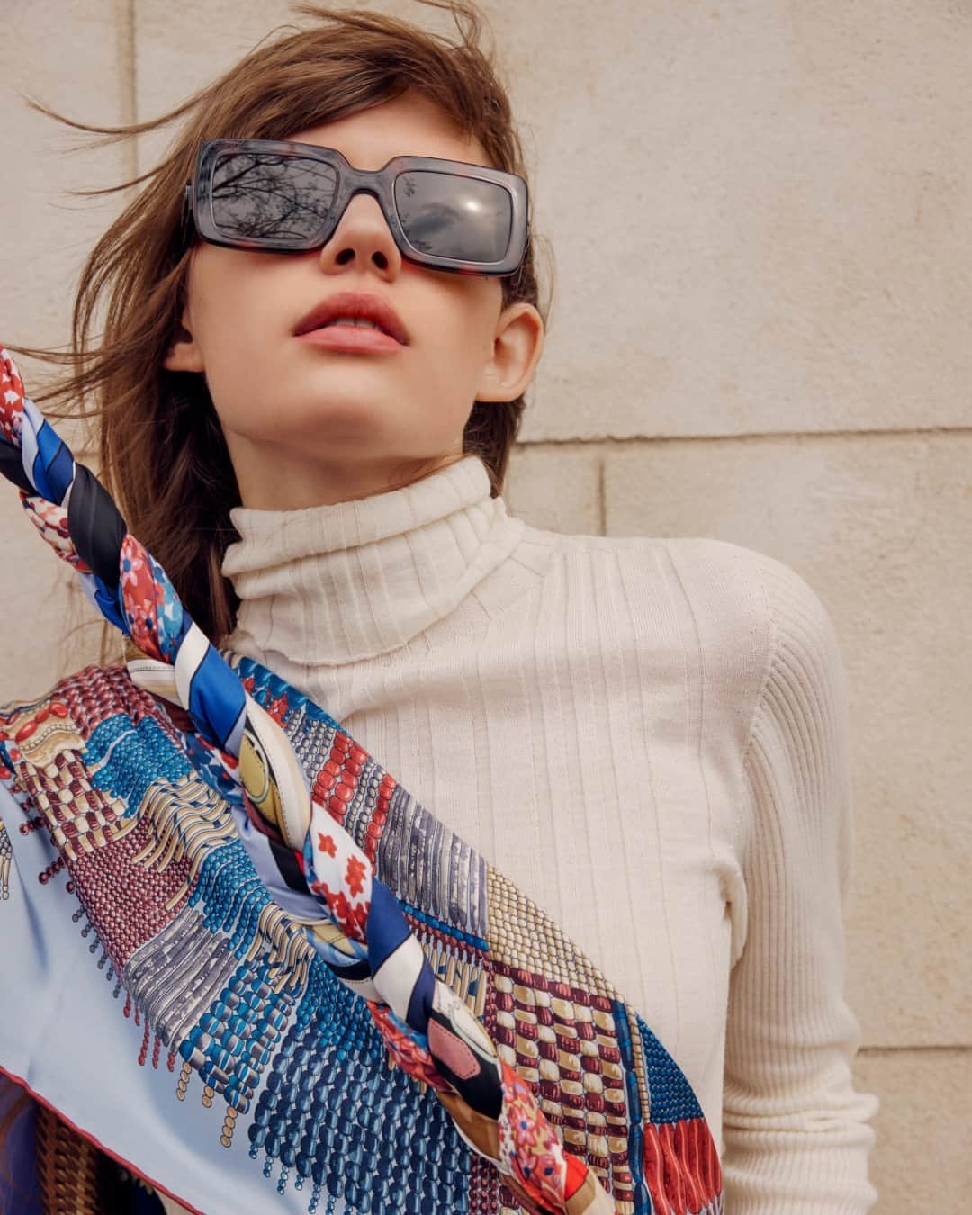 Longchampのインスタグラム：「Shining back.  Collection #LongchampFW23 Accessory: Navy silk scarf 90 Ready-to-wear: @longchamp  Photographer: @louisemeylan Stylist: @leameylan Hair stylist: @cyril.lanoir Make-Up artist: @manu_kopp  Model: @leelou_laridan  #parisian #silk #scarf #paris #streetstyle #ParisStreetStyle」