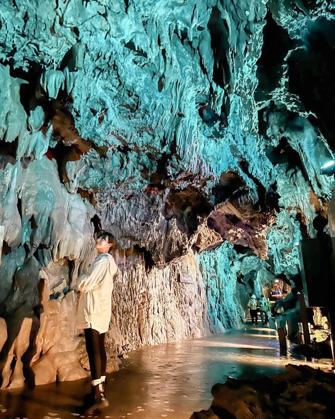 藤崎奈々子のインスタグラム：「⁡ \岩手旅の目的！念願の絶景ポイントへ/ ⁡ とうとうやって来ました！ 実物を見てみたいと 願ってやまなかった絶景  日本三大鍾乳洞の１つ龍泉洞 @iwaizumi_ryusendo  ⁡ ちなみに私、山口県の秋芳洞と高知県の龍河洞には行っているので龍泉洞で日本三大鍾乳洞を制覇となります𖠱 ・ 洞内はすでに知られているだけでも4,088ｍ以上あって、その全容は5,000ｍに達するといわれています ⁡ 数ヶ所にわたって地底湖があり、その中でも第3地底湖は水深98ｍで、世界有数の透明度を誇っているそう 実際に見た第3地底湖は、本当に水深98mもあるの？と思うほど底が綺麗に見えていて神秘的でした ⁡ さすがドラゴンブルーと言われるだけあって、ブルーの美しい地底湖 遠路はるばる見に来て良かった！ 美しいものを見ると、本当に心が洗われるよね  写真より実物の方が数倍綺麗で感動するので、ぜひ次の旅先候補に入れてほしい絶景です♡ ・ #旅行好き女子 #旅行好き #大人旅 #小旅行 #岩手観光 #岩手旅行  #龍泉洞 #鍾乳洞 #絶景スポット  #女子旅 #カメラ旅 #国内旅行 #ナナタビ　#ナナコタビ #ホテルステイ #大人の絶景旅 #タビジョ」