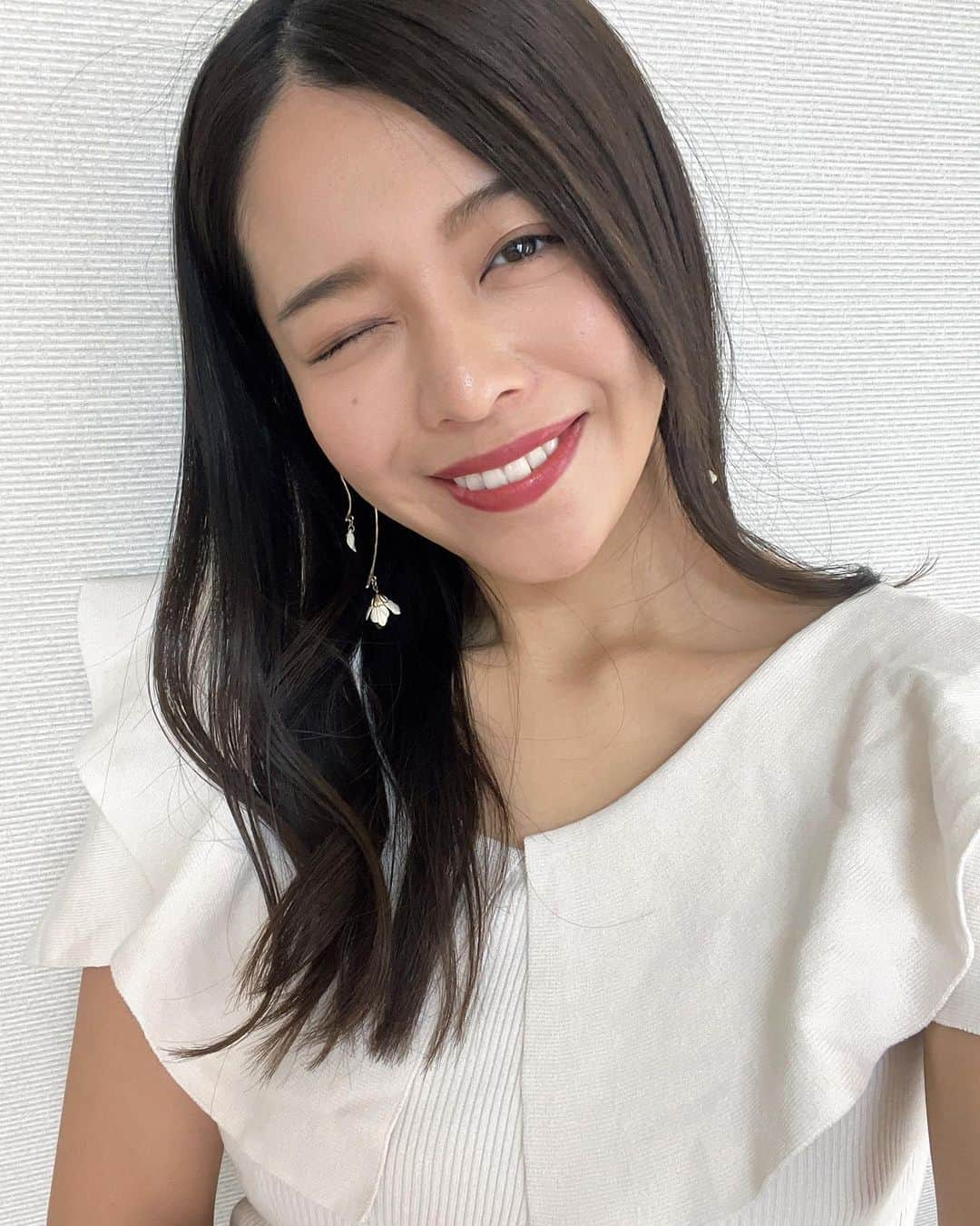 石倉侑芽のインスタグラム：「お肌の調子が良かった日🤍  もう30歳目前… 最近はお洋服よりも、スキンケアや食事にお金を使おう！ という考え方に変わりました。  お肌に関しては ・スキンケア ・たまにの肌治療 ・内服薬 ・日々の食生活　を頑張ってる☺️  最近の毎日のスキンケアについては、 メタトロンをライン使いしてるんやけど お友達経由で教えてもらったエイジングケアセラムがとってもよくて夜だけこれに変えてみたら肌調子がめちゃめちゃ良い🥺✨  @umbilical_beauty_official プレミアムエイジングケアセラム  セラムはとろとろした使用感で クリームはこっくりしててバリアが張られるような感覚🤍  このセラムの特徴は 50%が「ヒトサイタイ血幹細胞順化培養液」で出来てる！ これまでのスキンケアは「補う」が目的だったのに対して、これは「根本治療＝細胞活性化」だそうで、細胞を活性化し、組織を再生してくれるそう👀🤍  期待できる効果は ①美白効果 ②シワ・たるみの抑制 ③ターンオーバー正常化 ④保湿効果 ⑤エイジングケア作用  そして、純国産での開発&製造なのも安心できるポイントです🤍  超希少な成分をたっぷり配合してるのにかなり抑えた金額になっていて、スキンケアは毎日の事だから投資する価値はある🥺  40.50代美容におすすめのようで、今のうちにエイジングケアを頑張りたい方にもおすすめ！ 他のことについてはまた投稿します✨  #UMBILICAL #アンビリカル #エイジングケア #美容液 #エイジングケア化粧品 #ヒトサイタイ血 #人サイタイ血 #人サイタイ血幹細胞 #人サイタイ血幹細胞美容液 #幹細胞美容液 #EGF #FGF #純国産 #高濃度美容液 #ハリアップ #ツヤアップ #透明感アップ #保湿ケア #肌の調子が良くなる #40代美容 #50代美容 #おうちケア #PR」