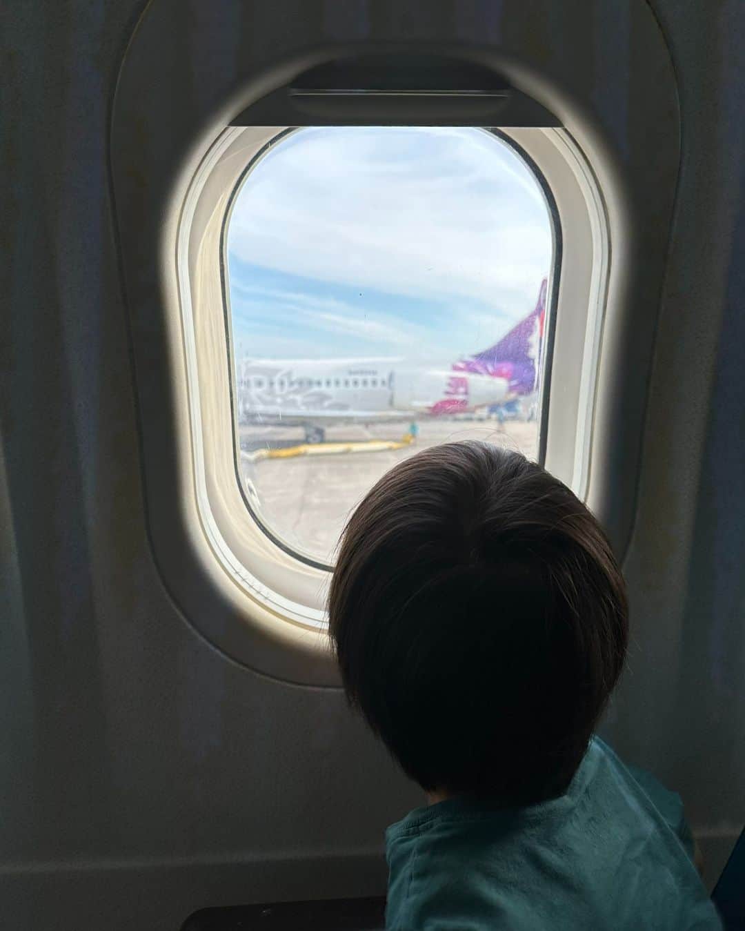 のインスタグラム：「お子様連れの旅行👩‍👧‍👦  お子さんと初めての#海外旅行 ！ 出発当日スムーズに手続きができるよう事前に必要な物をご準備ください📝 2歳未満のお子様（幼児）が同伴者の膝の上に座る場合でも航空券が必要になります。 また、未就学児・乳幼児もパスポートおよびESTAの申請は必須です。  📷: @hifamilymaui  #ハワイ旅行 #初めての海外 #飛行機好きな人と繋がりたい #hawaii」