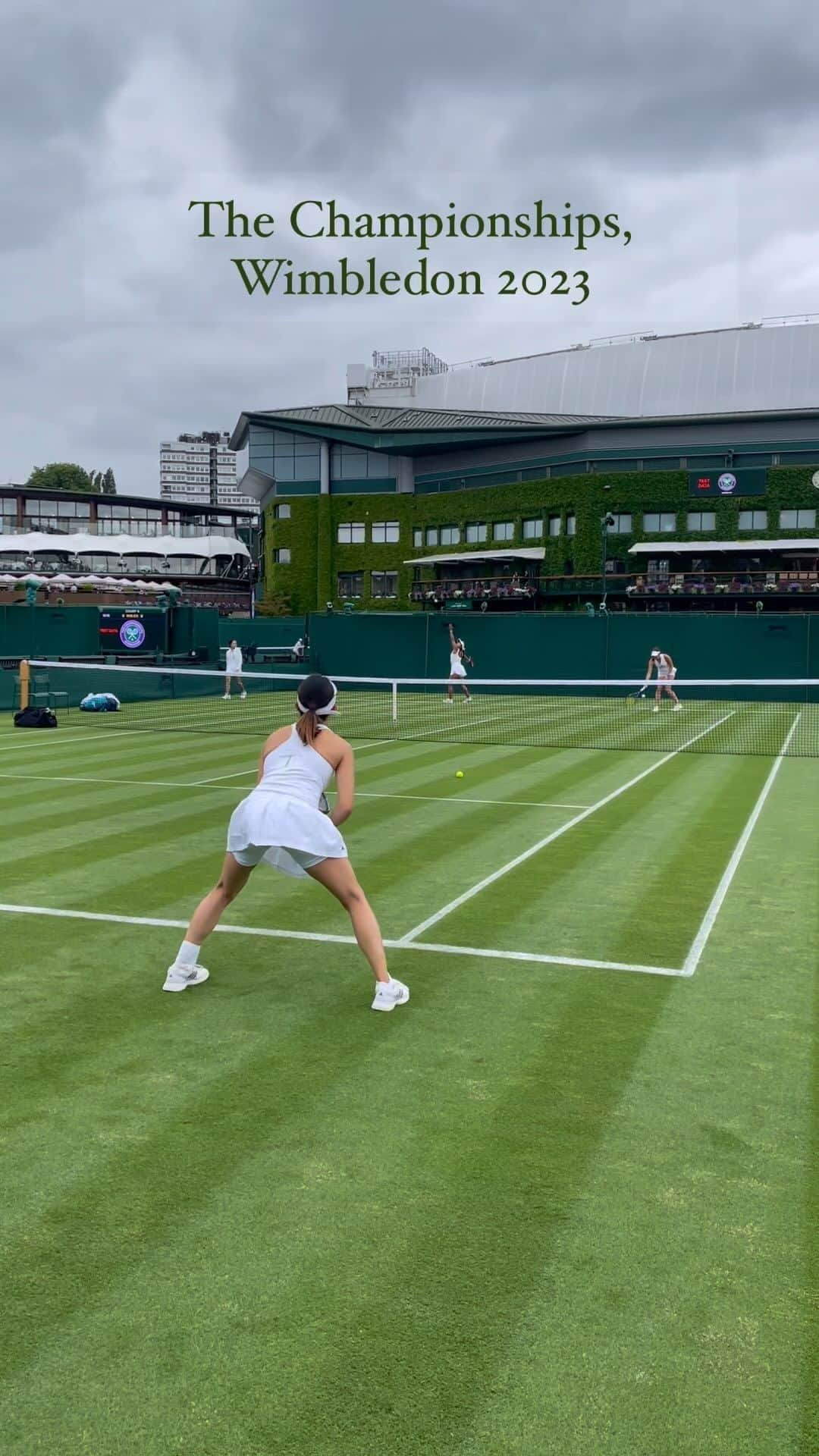 西口真央のインスタグラム：「First practice on the Wimbledon match court. The media is following us on the day😊📹  ウィンブルドン🇬🇧🎾 加藤未唯選手、今大会championships courtで初めての練習！！！ 密着取材もありました😉🌱  #wimbledon2023 #wimbledon #miyukato  #ウィンブルドン #加藤未唯」