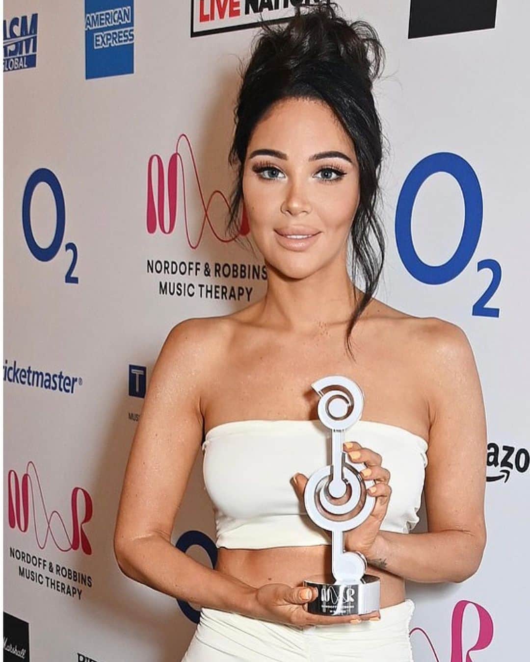 Tulisaのインスタグラム：「Thank you @nordoffrobbins it’s an absolute honour. BEST GROUP @n_dubz 🫶🏼❤️」