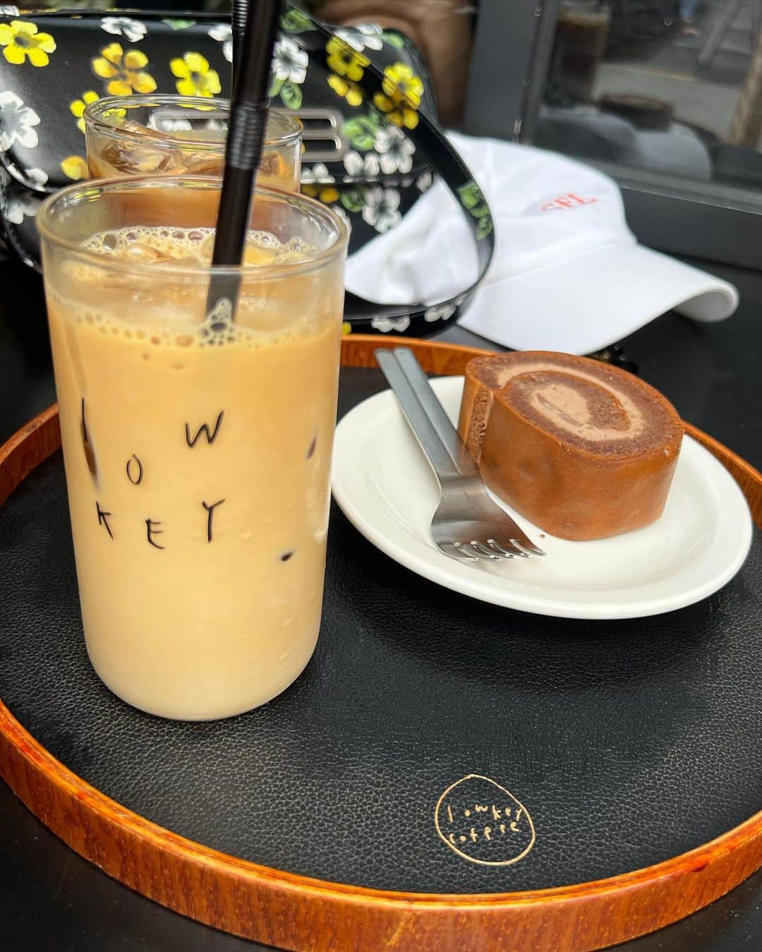 村上瑠美奈さんのインスタグラム写真 - (村上瑠美奈Instagram)「韓国cafe🇰🇷 @lowkey_coffee   他のお店のマスターが教えてくれた 聖水洞でおすすめのカフェ。  カフェがとにかくたくさんあるから おすすめを聞いたら行きたくなるよね☕️  しっかり美味しいコーヒーが飲みたい！ って人におすすめ😊 男の人の割合が多いお店だった✨  外は暑いのに お店はクーラー効いてて北極なの🧊🐻‍❄️  夏の韓国はカーディガンが必要😂  #韓国旅行 #韓国カフェ#seoulkorea #seoultravel #seoulcafe #seouleats #聖水洞カフェ #聖水洞」7月1日 17時10分 - ruminamurakami