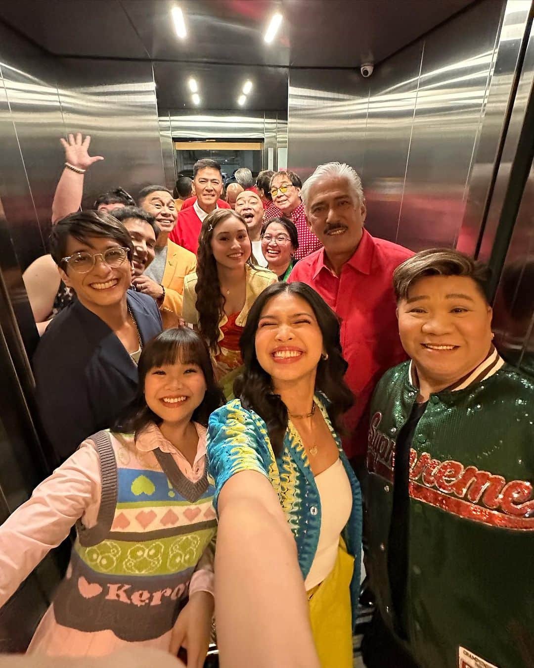 メイン・メンドーサのインスタグラム：「EAT’s us – legit dabarkads sa TV5!!! ❤️  @tvjofficial @tv5manila  #TVJsaTV5 #EAT」