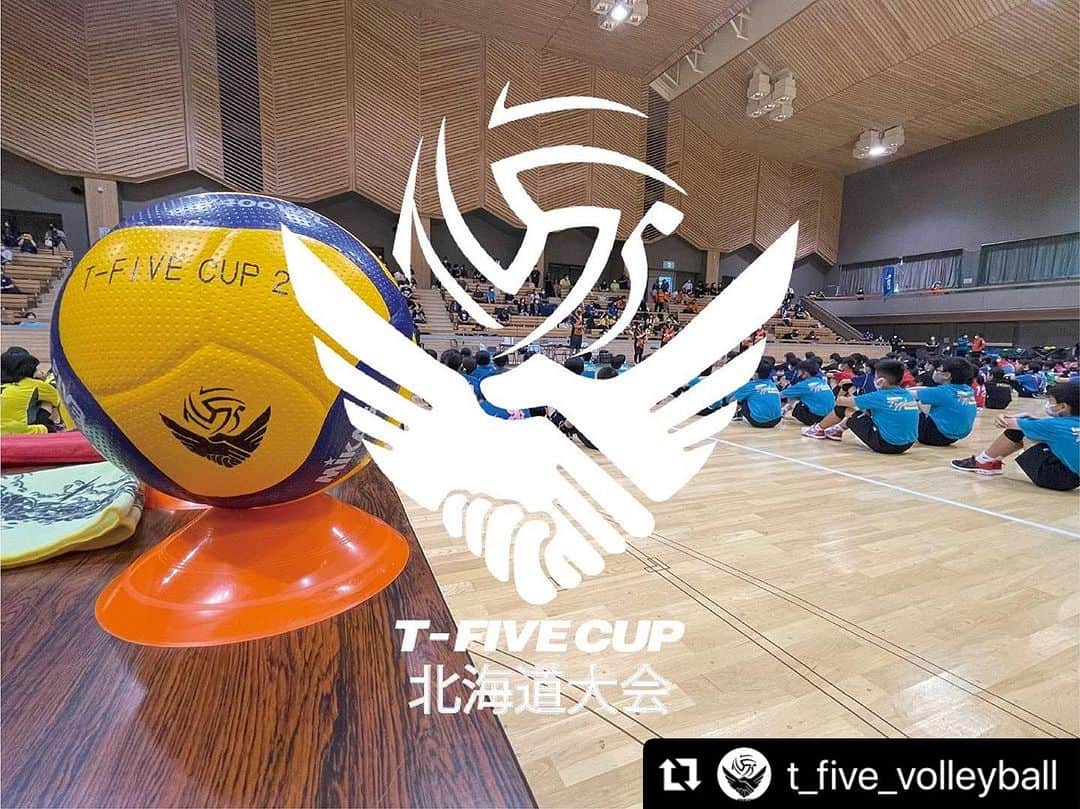 山本隆弘さんのインスタグラム写真 - (山本隆弘Instagram)「北海道大会の締切は7月9日です🏐 今年から開催する全国大会には上位1チームに権利が与えられます。  #Repost @t_five_volleyball with @use.repost ・・・ 【エントリー締切情報】 8月26日、27日に開催する北海道大会の締切は7月9日となっています。 エントリーをお済みでない北海道のチームの方々は忘れないようにエントリーをお願いします。 エントリー方法はトップにあるWEBサイトから行えます。 #北海道大会 #北海道小学生バレーボール #野幌総合運動公園体育館」7月1日 17時11分 - yamamototakahiro5