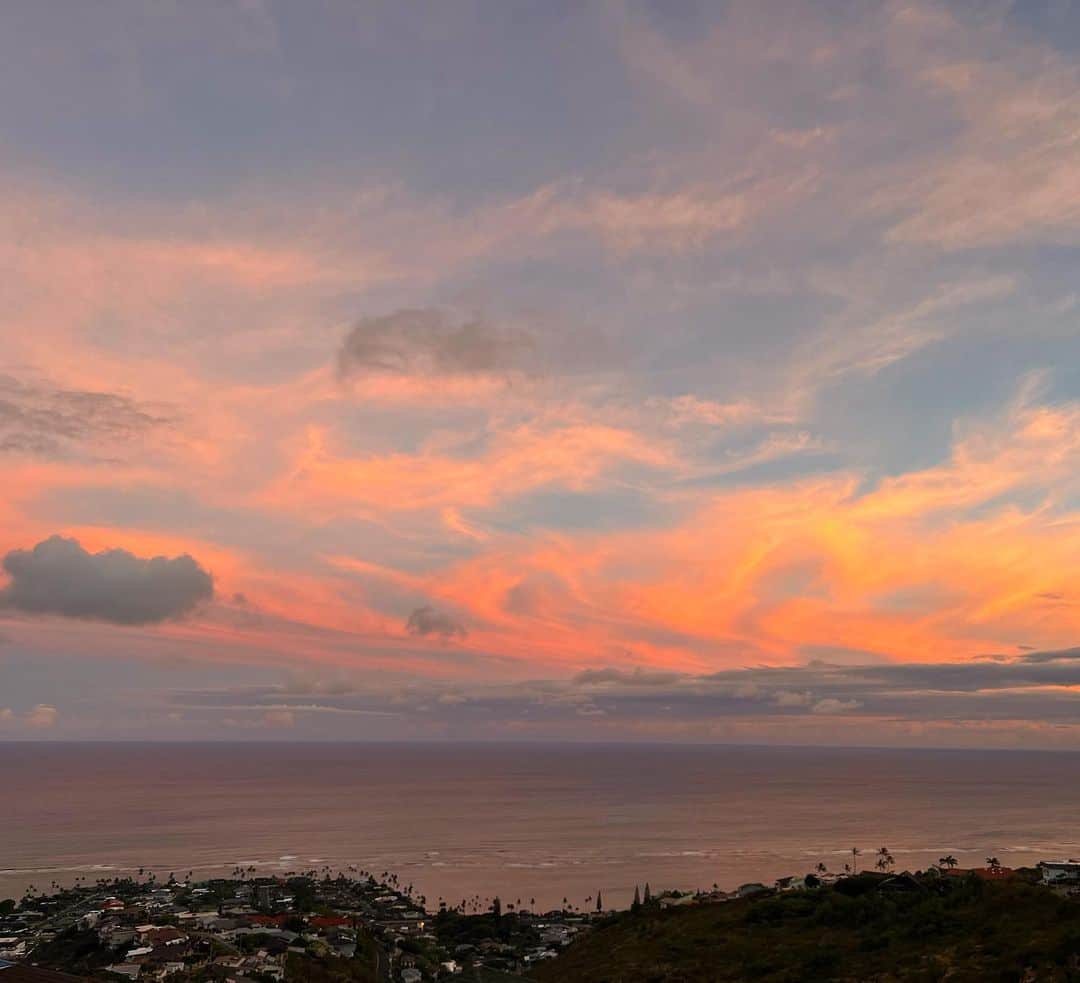 マキ・コニクソンさんのインスタグラム写真 - (マキ・コニクソンInstagram)「今日の夕焼け空は幻想的で うっとりしちゃいました。🥹 空に反射して海の色が 例えようのないシュールな色。  動画も撮ったので ストーリー見てね！ このハワイの空をみて 癒されて下さい！  今日一日お疲れ様でした！ また明日！👋🏼  #エアハワイ🌺  #ハワイのおすそ分け🤙🏼  #お疲れ様でした」7月1日 17時24分 - makikonikson