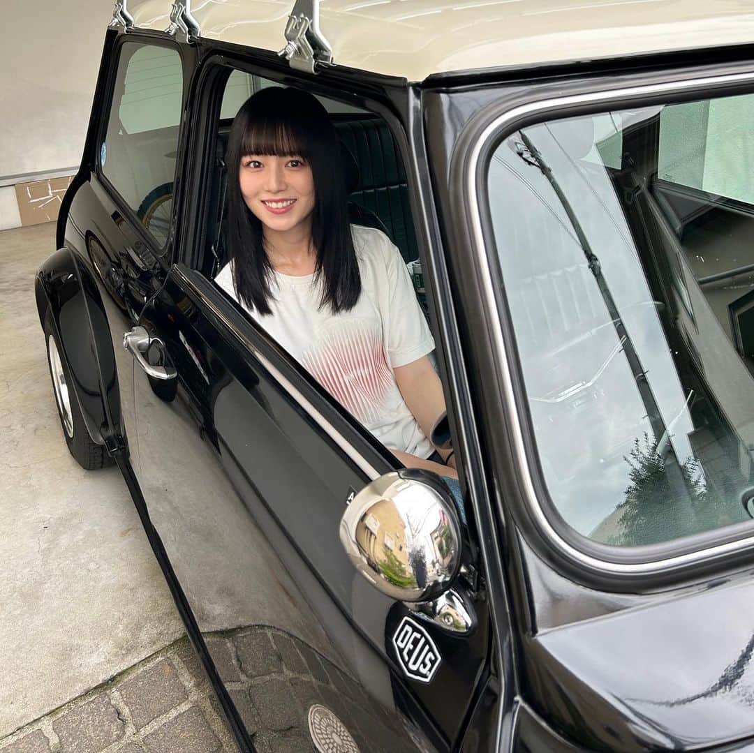 神野友亜のインスタグラム：「皆さま、こんばんは。  七月がはじまりました🪿 いかがお過ごしですか⁇  ある撮影の待機中に、 おしゃれかわいい車と写真を撮ってもらいました‼︎ 「空っぽの心」のジャケットを思い出します💭  どんどん暑くなっていきますねっ 毎月LIVEもあるので気合を入れていきます❕  七月もよろしくお願いします🪿」